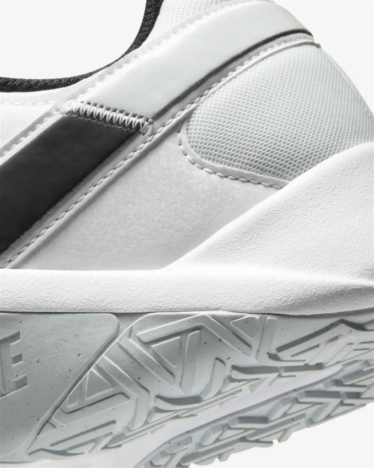 NIKE LEGEND ESSENTIAL 2 - FÜME