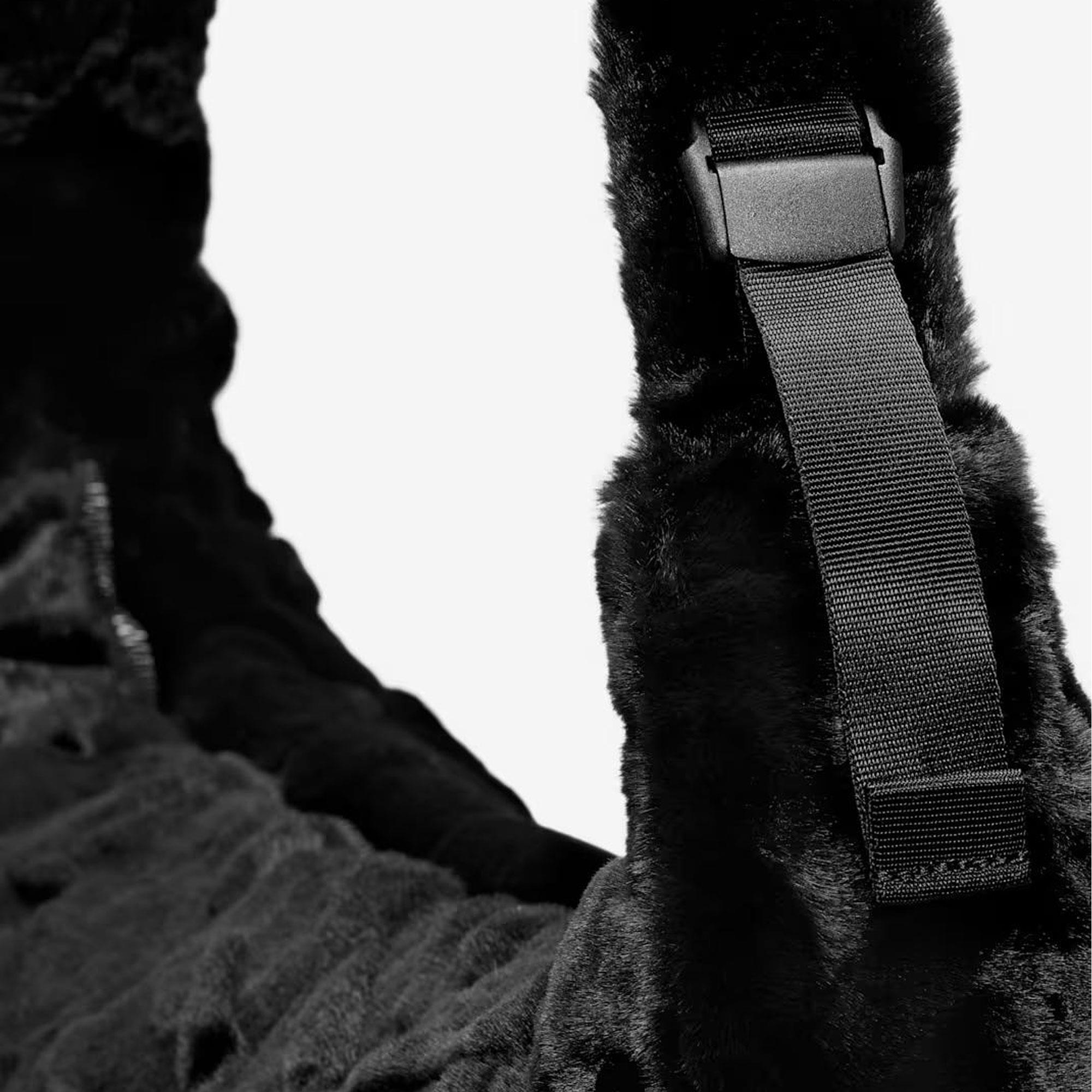 NK NSW FX FUR SLOUCHY BAG - BEYAZ