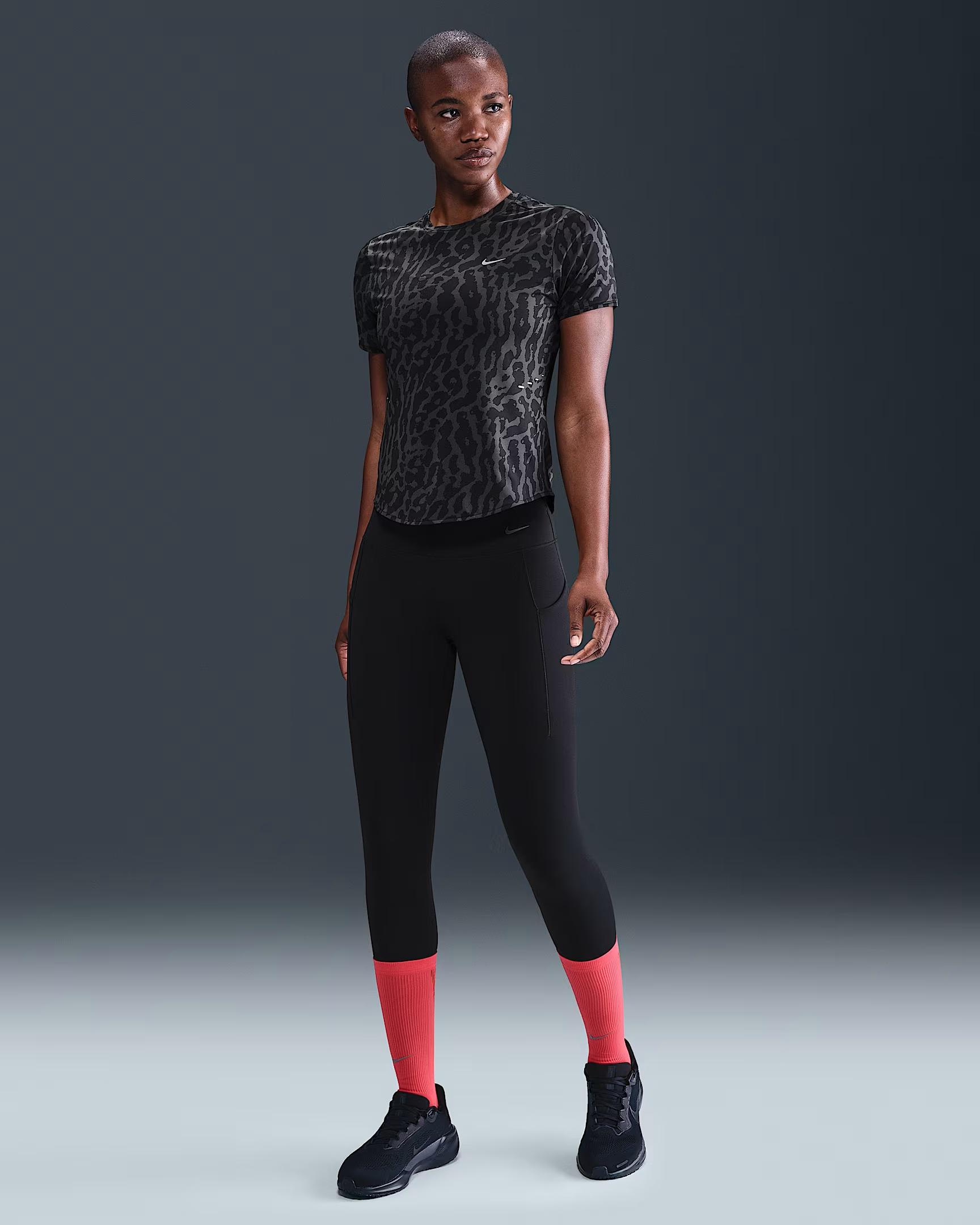 W NK SWIFT NVLT DF SS TOP - BEYAZ