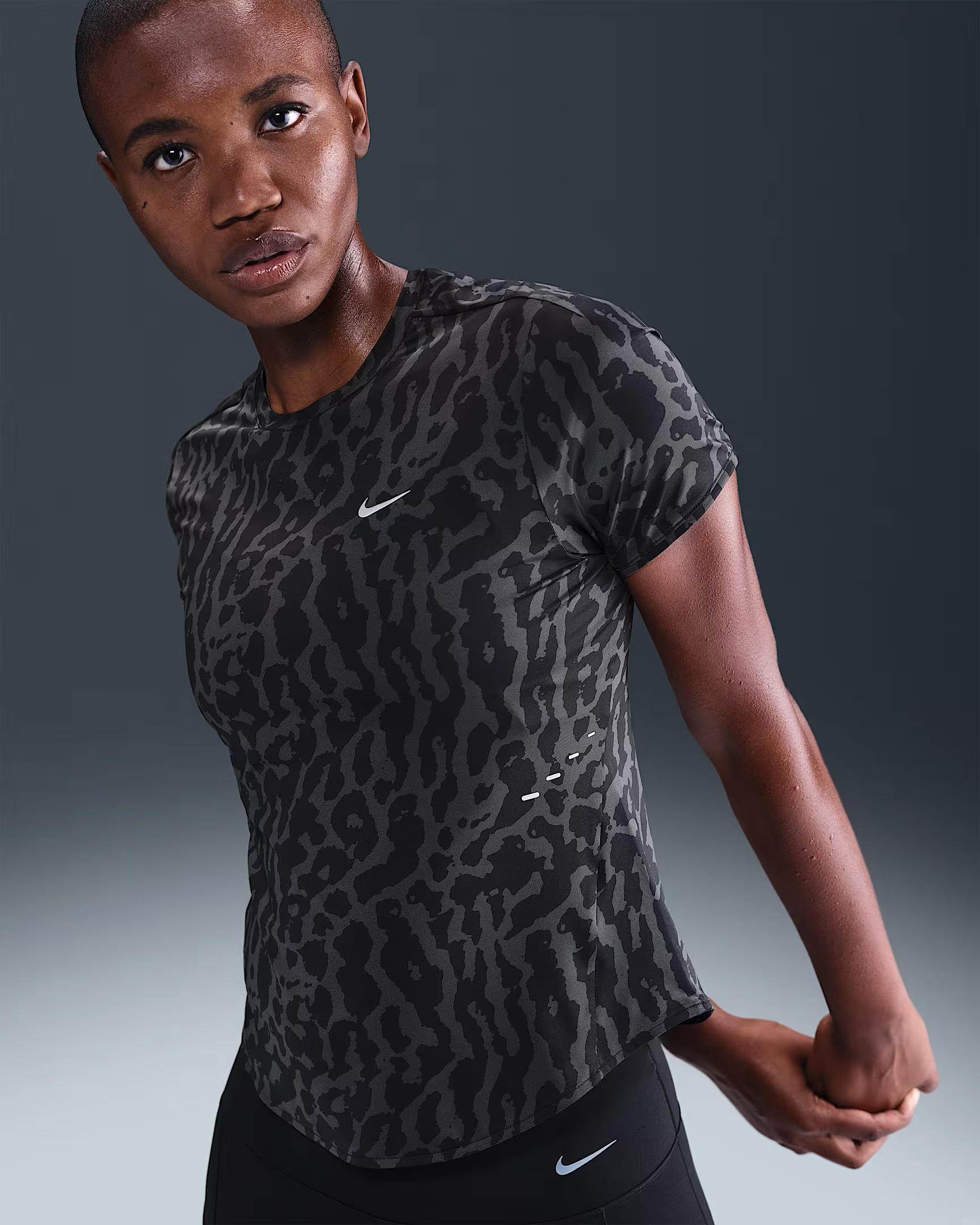 W NK SWIFT NVLT DF SS TOP - BEYAZ