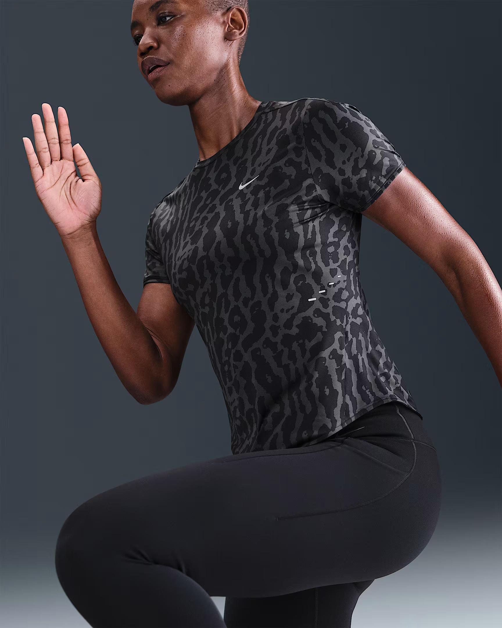 W NK SWIFT NVLT DF SS TOP - BEYAZ