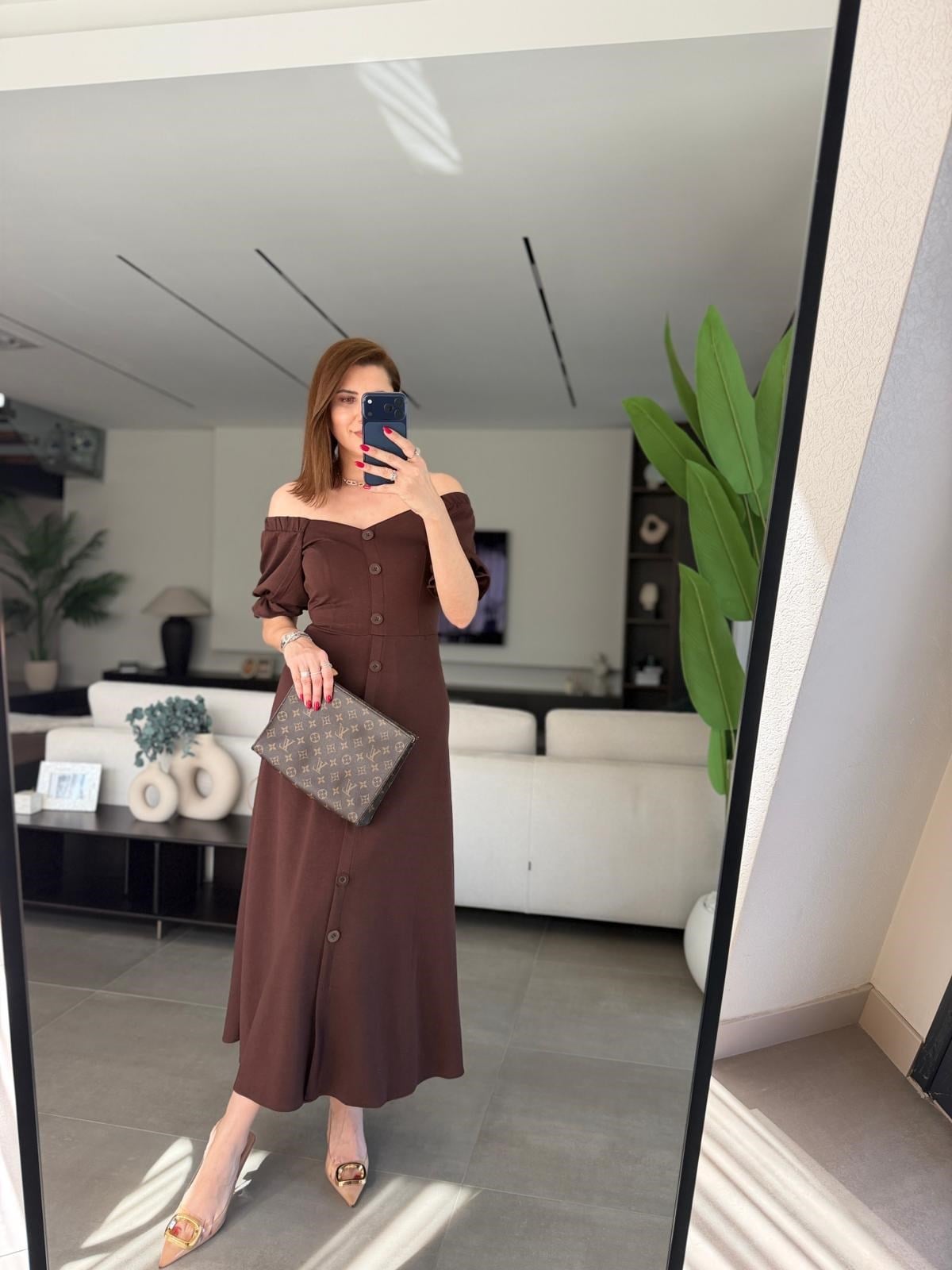 Acı Kahve Kolları Fırfırlı Önü Düğmeli Kayık Yaka Elbise