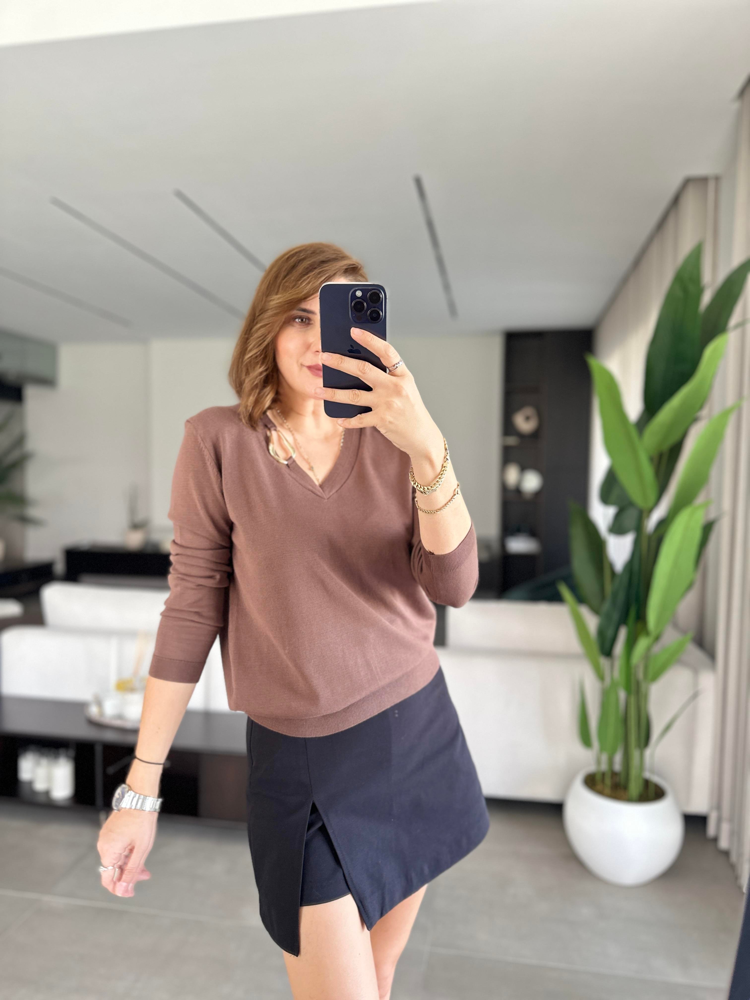 Acı Kahve V Yaka Toka Detaylı Bluz