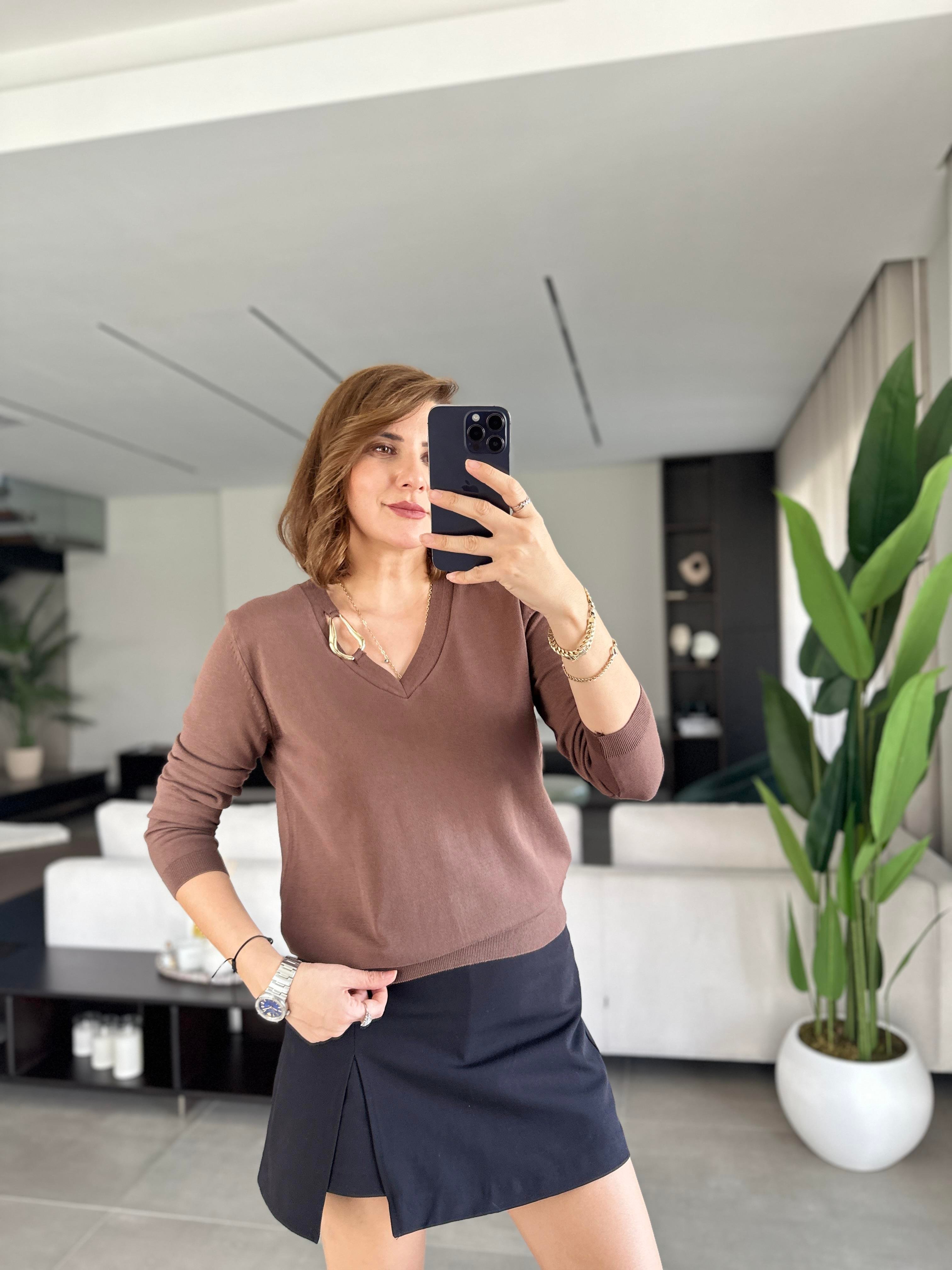 Acı Kahve V Yaka Toka Detaylı Bluz