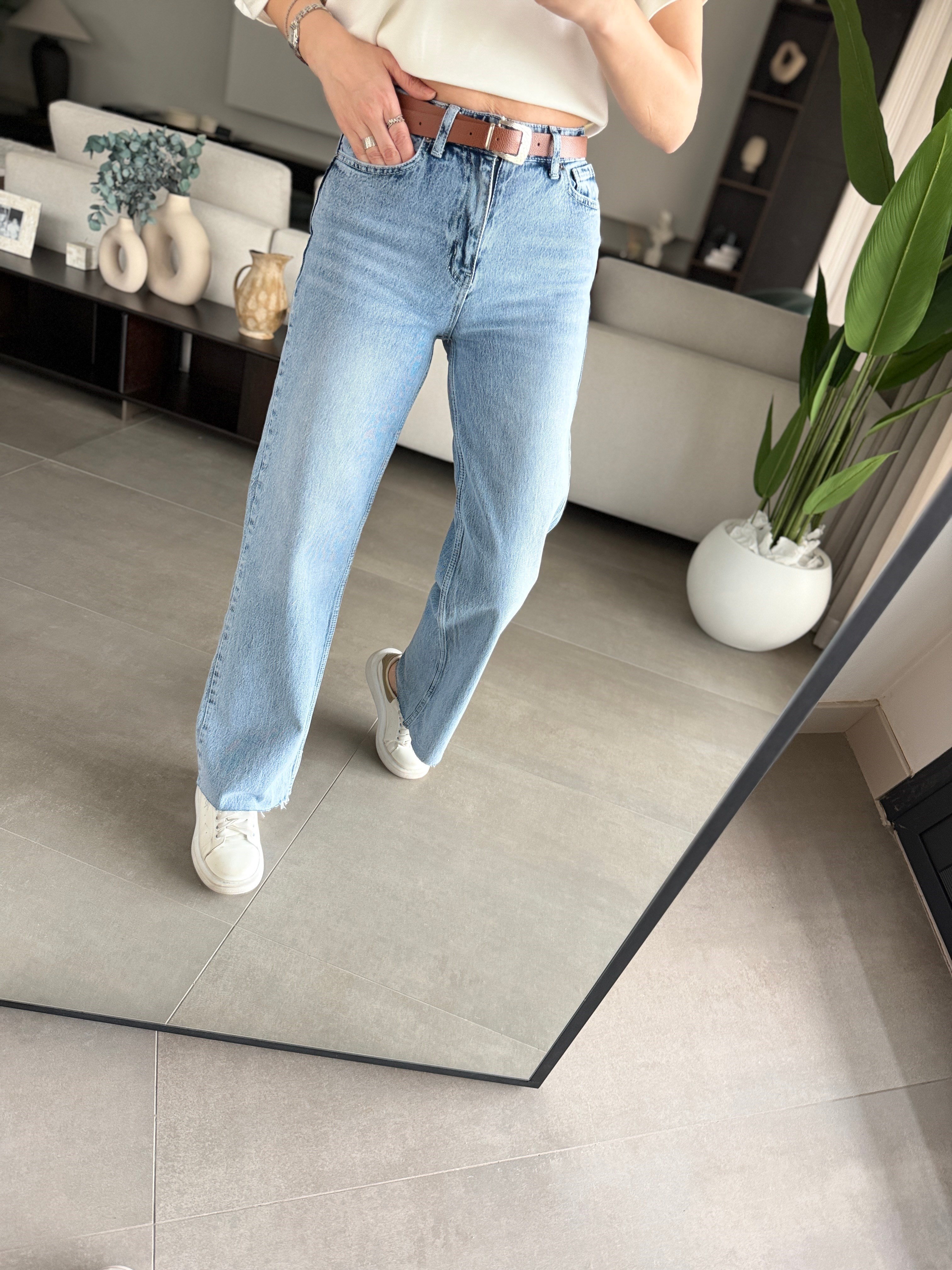 Açık Mavi Kesik Paça Kemerli Jean