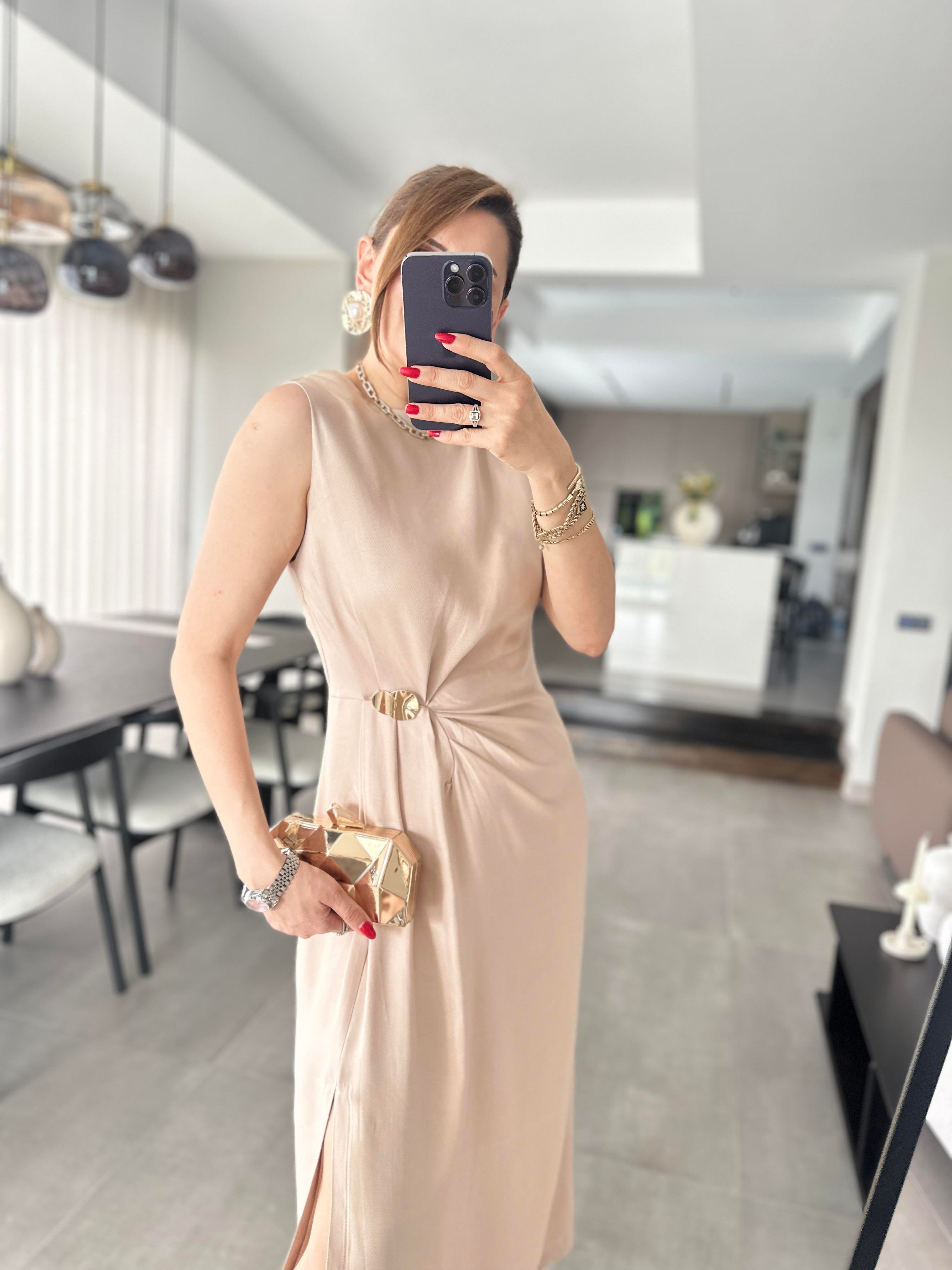 Bel Aksesuar Detaylı Yırtmaçlı Elbise