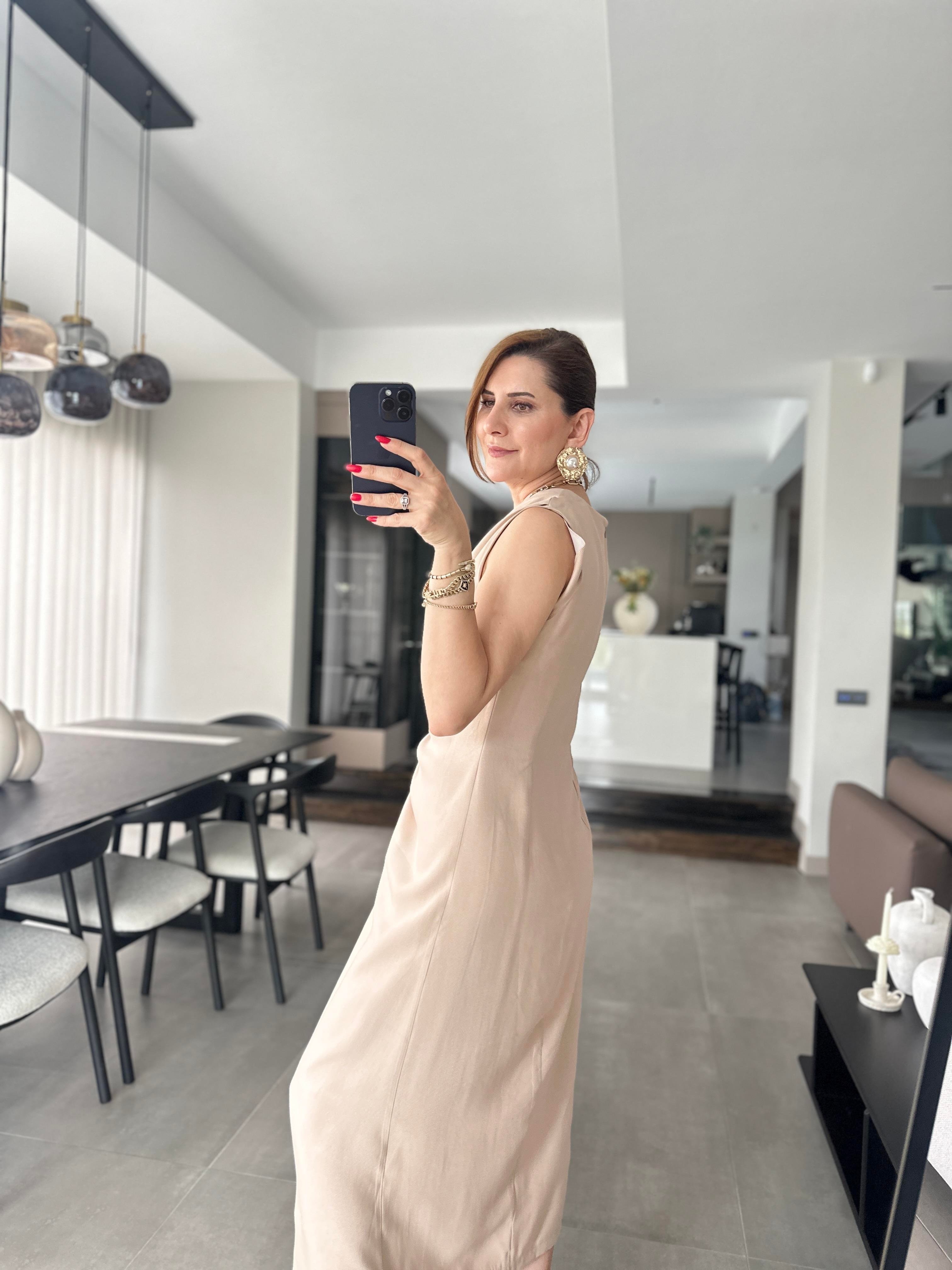 Bel Aksesuar Detaylı Yırtmaçlı Elbise