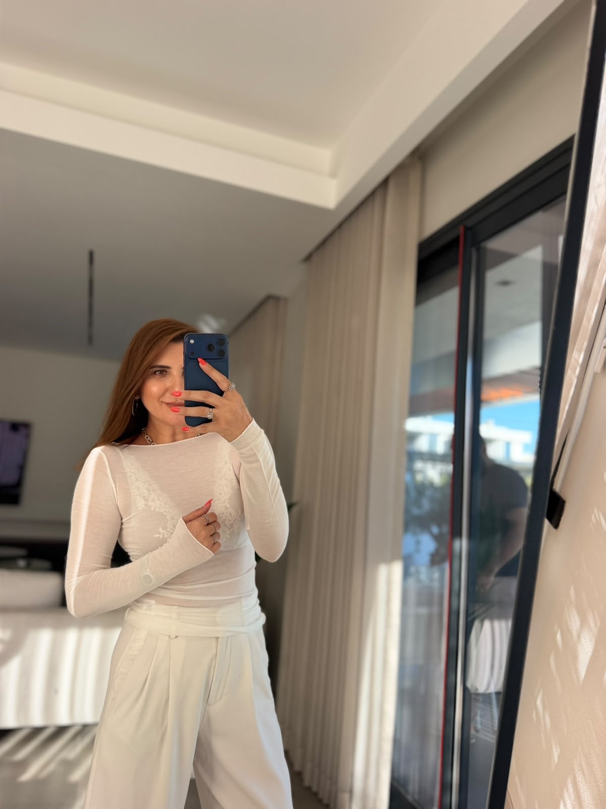 Beyaz Açık Yaka Uzun Kol Bluz