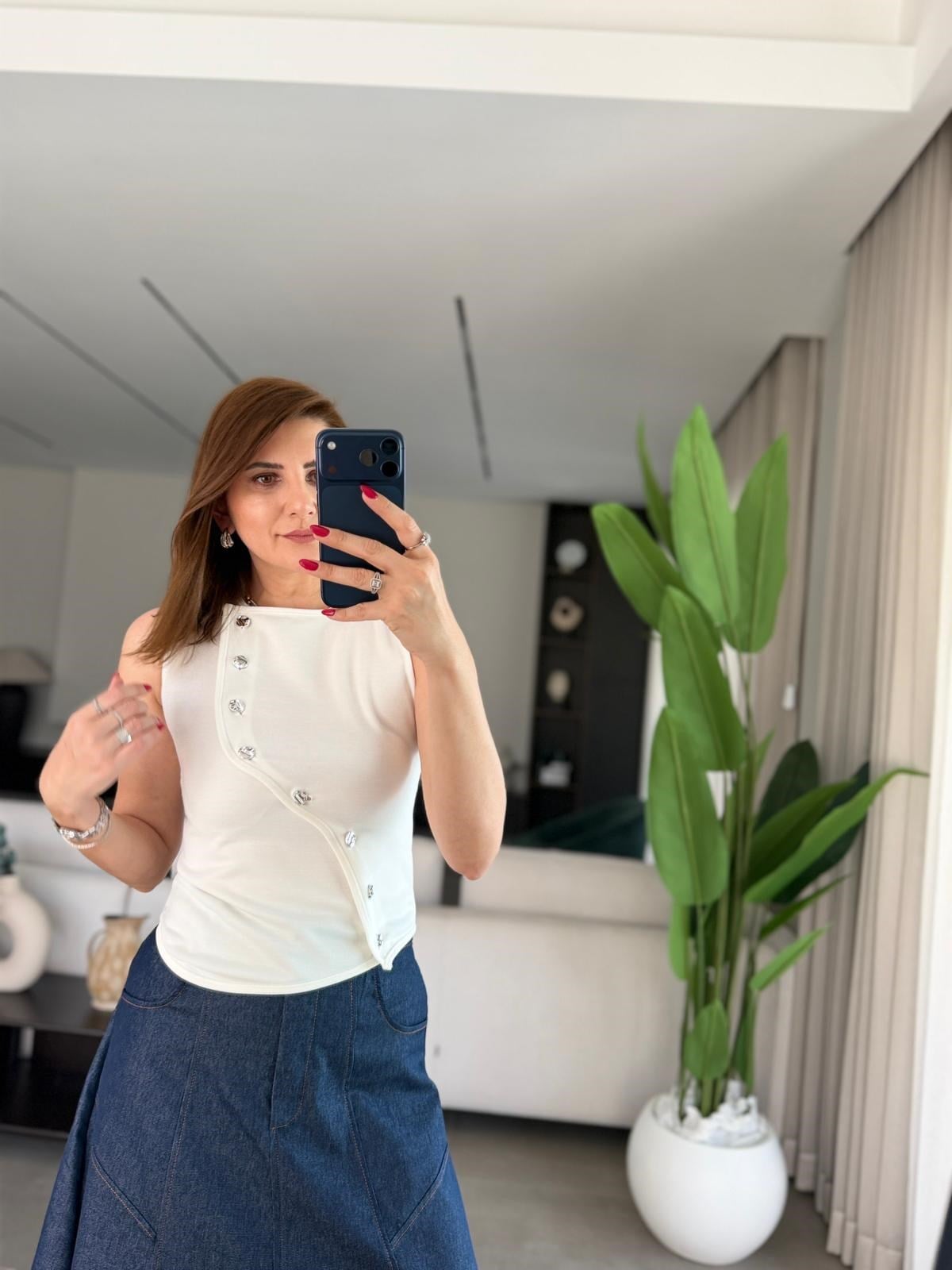 Beyaz Asimetrik Düğmeli Bluz
