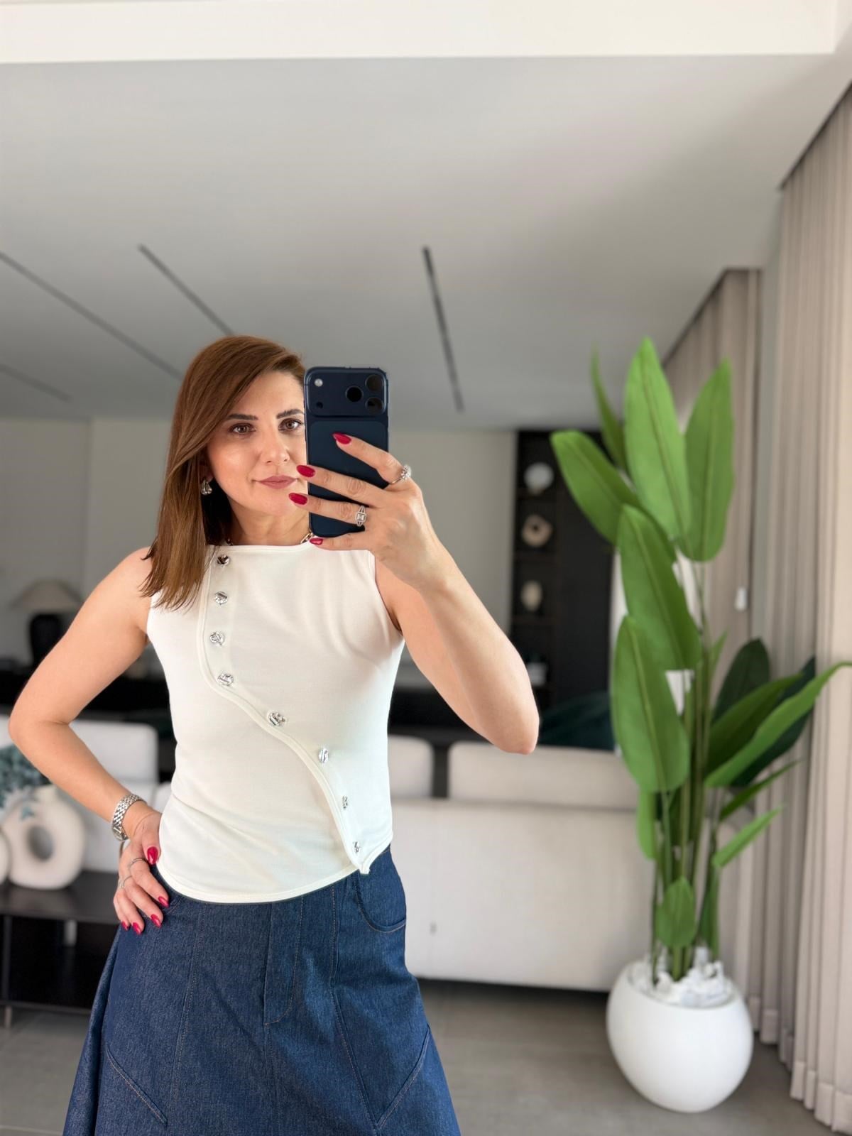 Beyaz Asimetrik Düğmeli Bluz