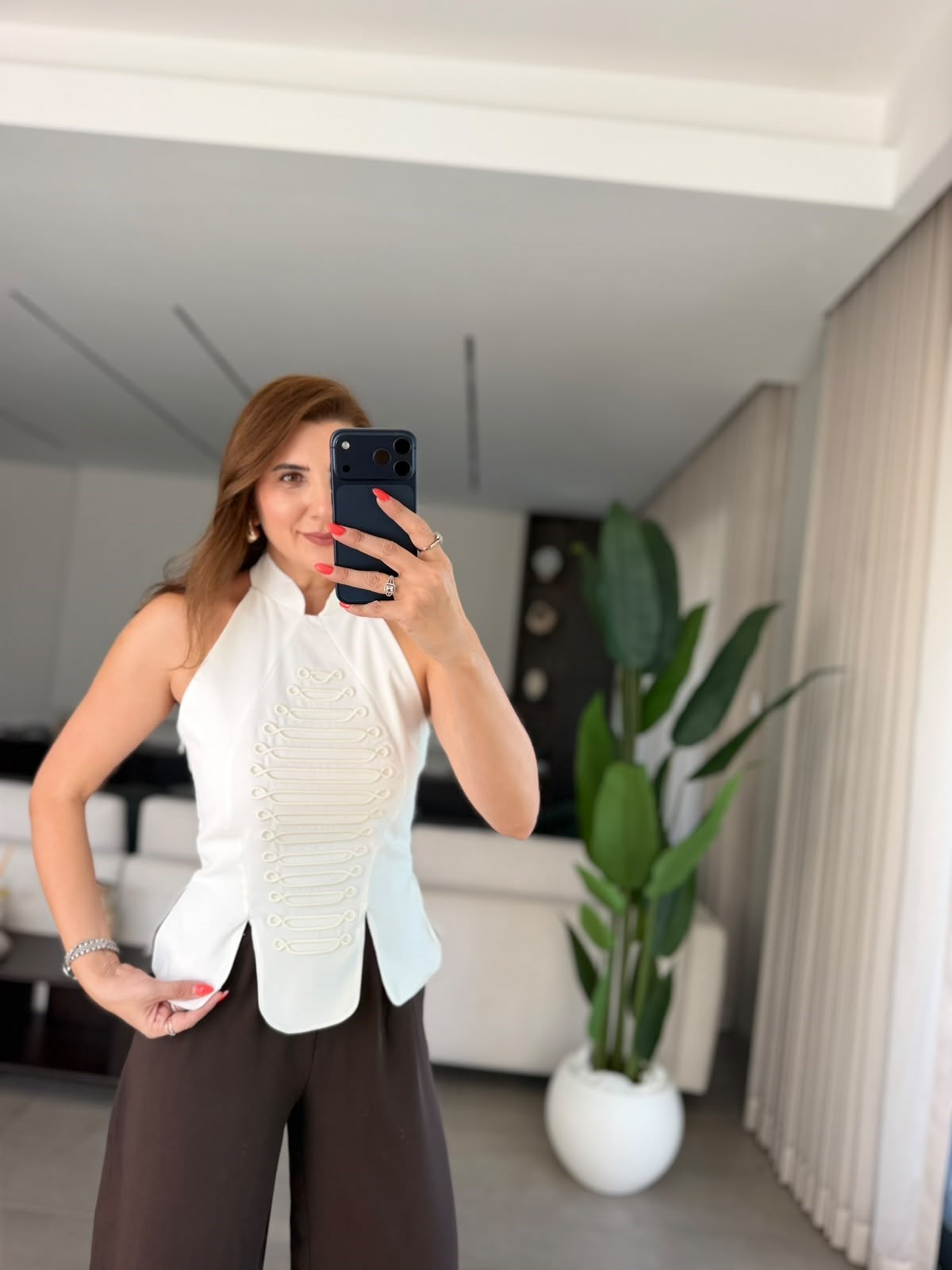 Beyaz Boyundan Bağlamalı Nakış Detaylı Büstiyer Bluz