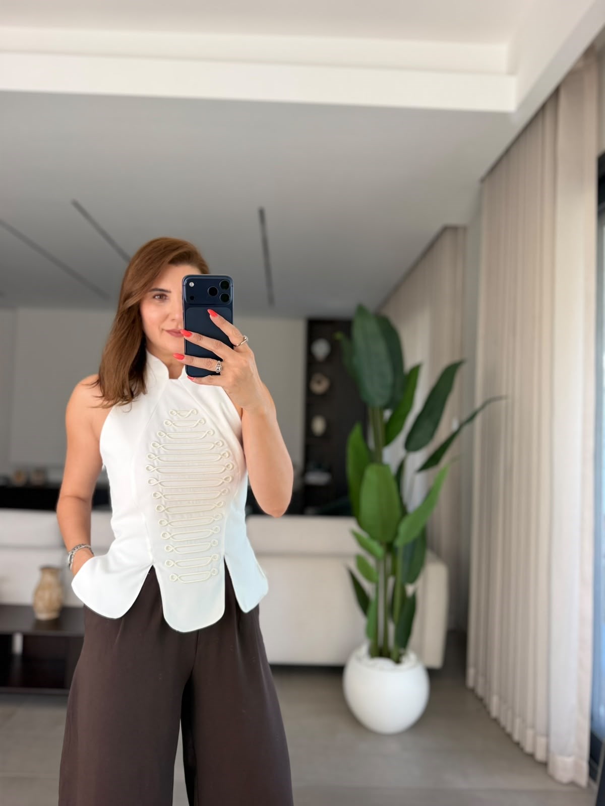 Beyaz Boyundan Bağlamalı Nakış Detaylı Büstiyer Bluz