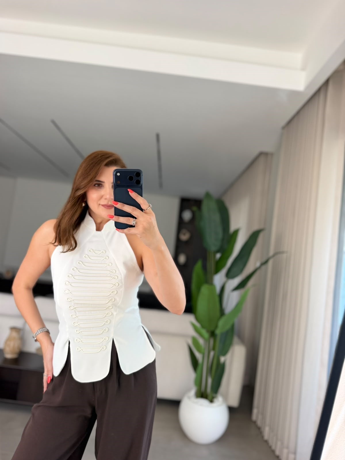 Beyaz Boyundan Bağlamalı Nakış Detaylı Büstiyer Bluz