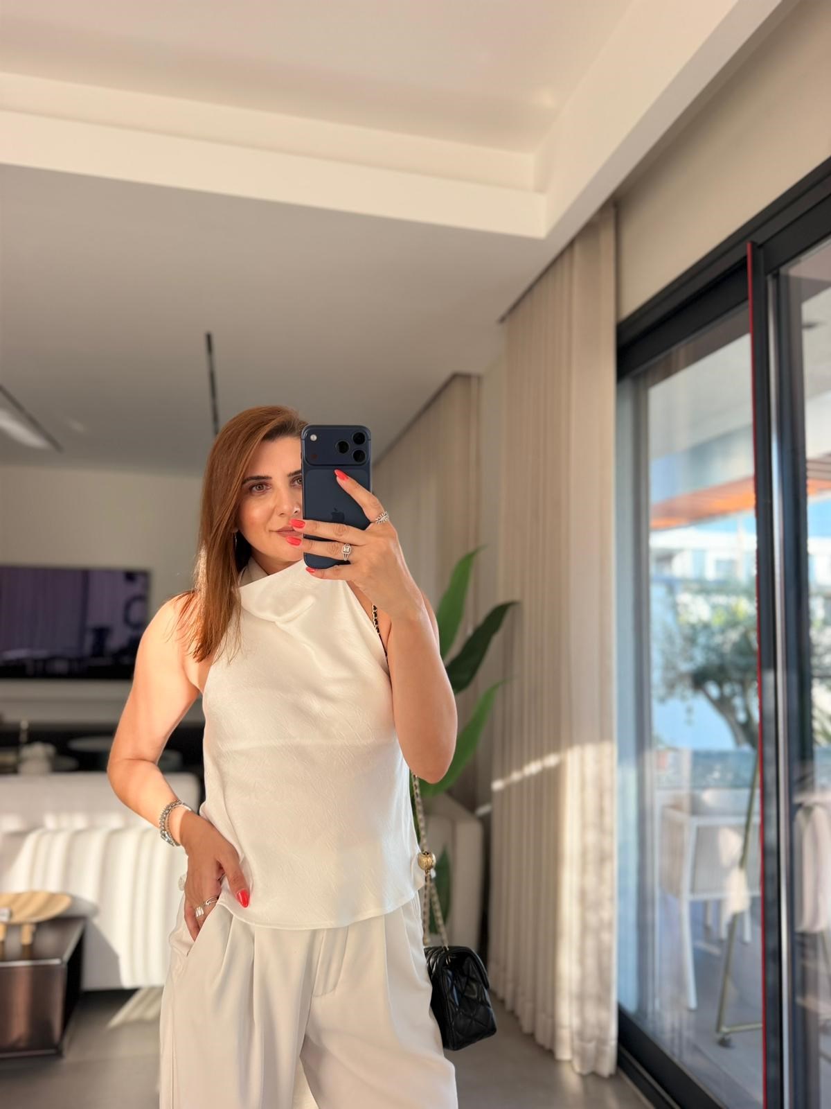 Beyaz Boyundan Düğmeli Saten Bluz