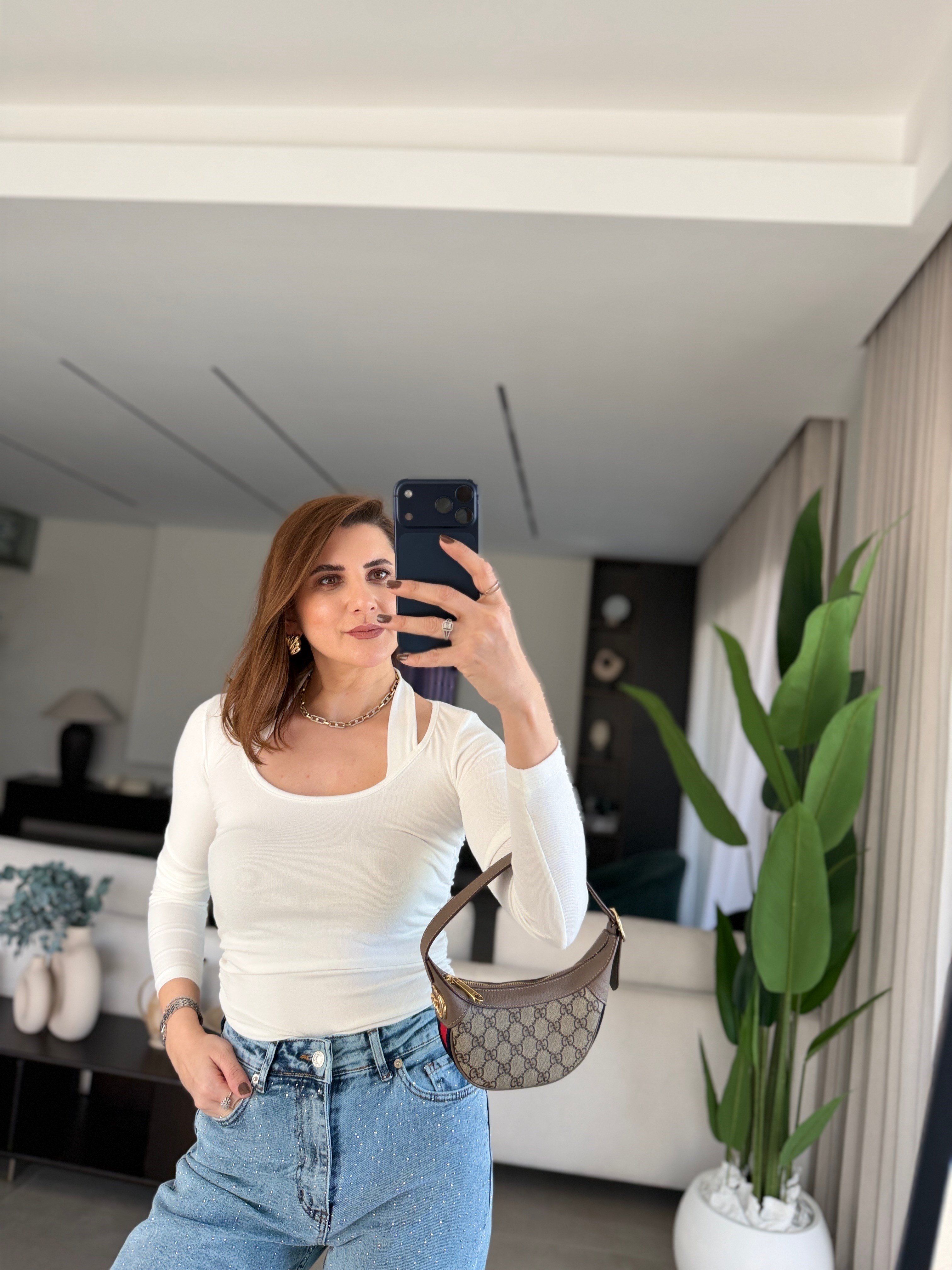 Beyaz Boyundan Geçmeli Bluz