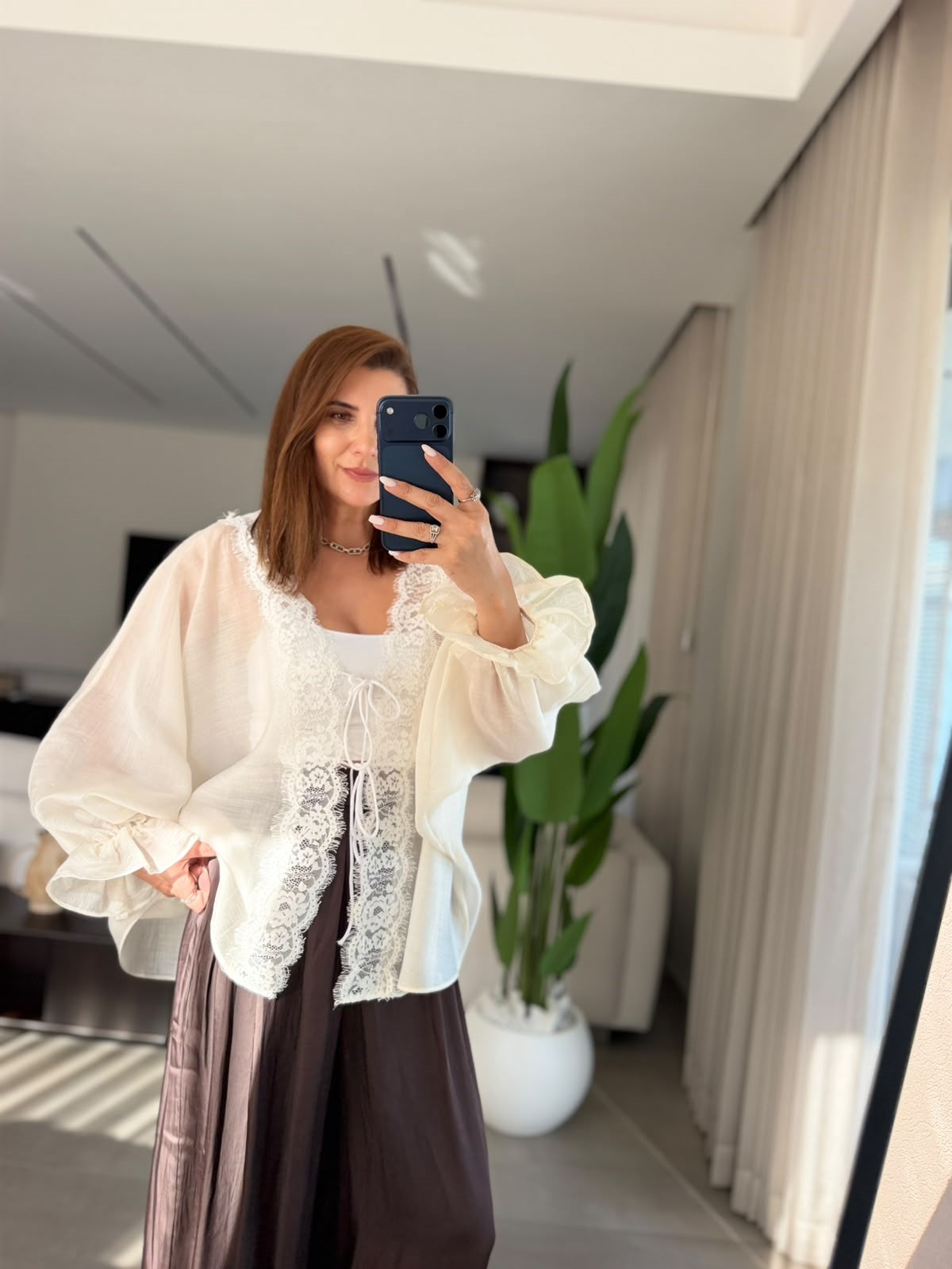 Beyaz  Dantel Detaylı Önü Bağlamalı Gömlek