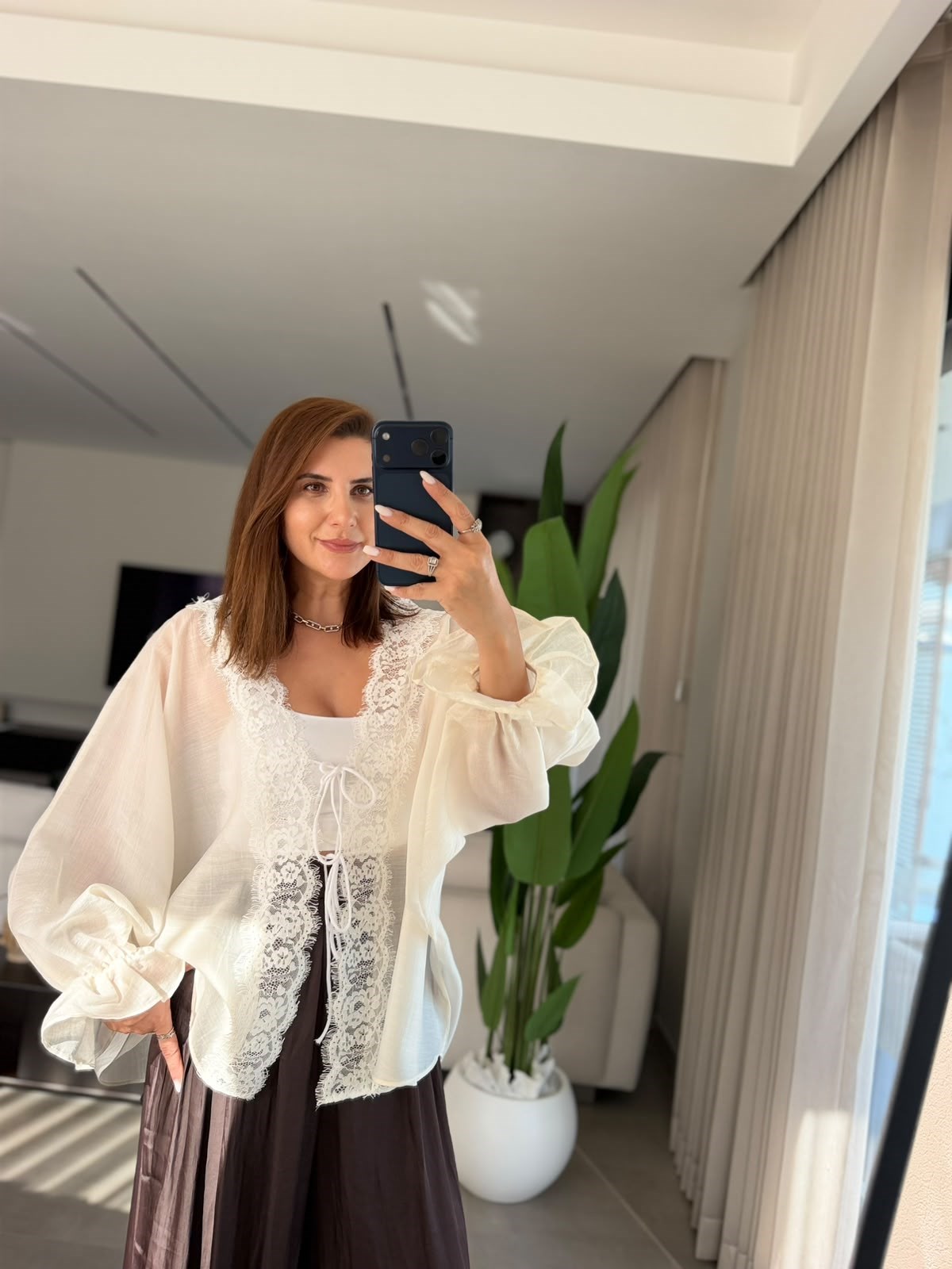 Beyaz  Dantel Detaylı Önü Bağlamalı Gömlek