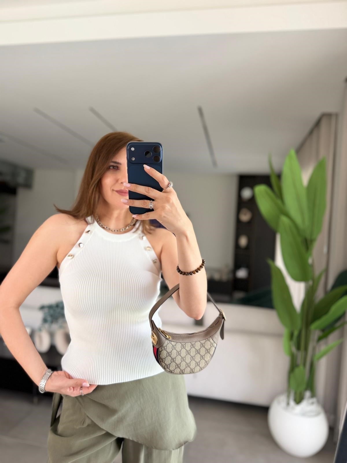 Beyaz Düğme Detaylı Triko Atlet