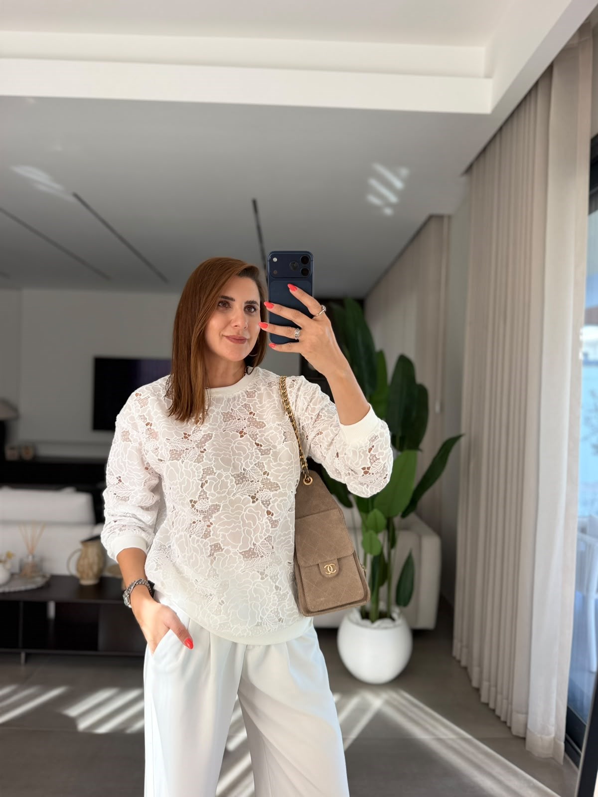 Beyaz  Fisto İşlemeli Sweatshırt