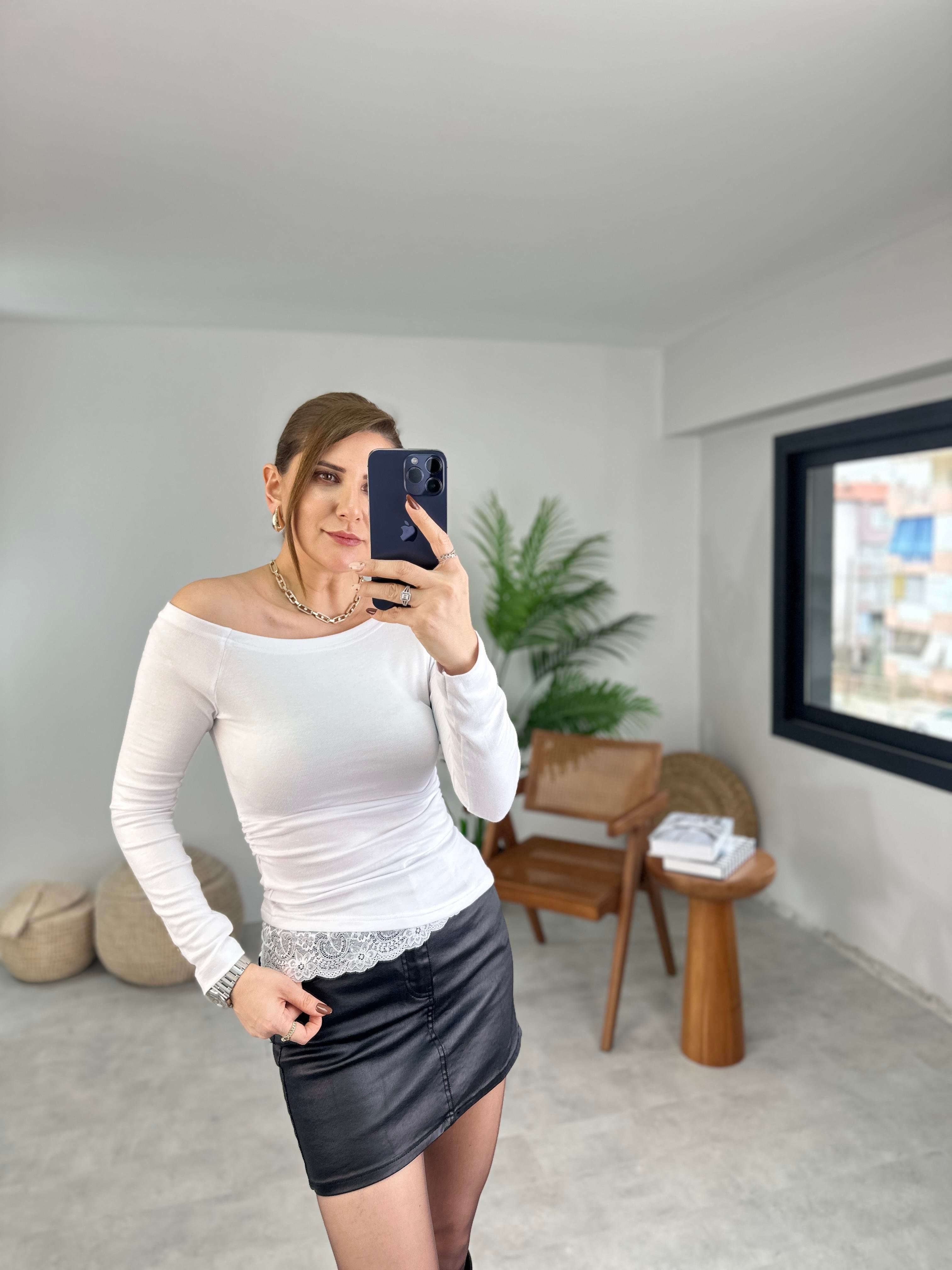 Beyaz Geniş Yaka Dantel Detaylı Bluz