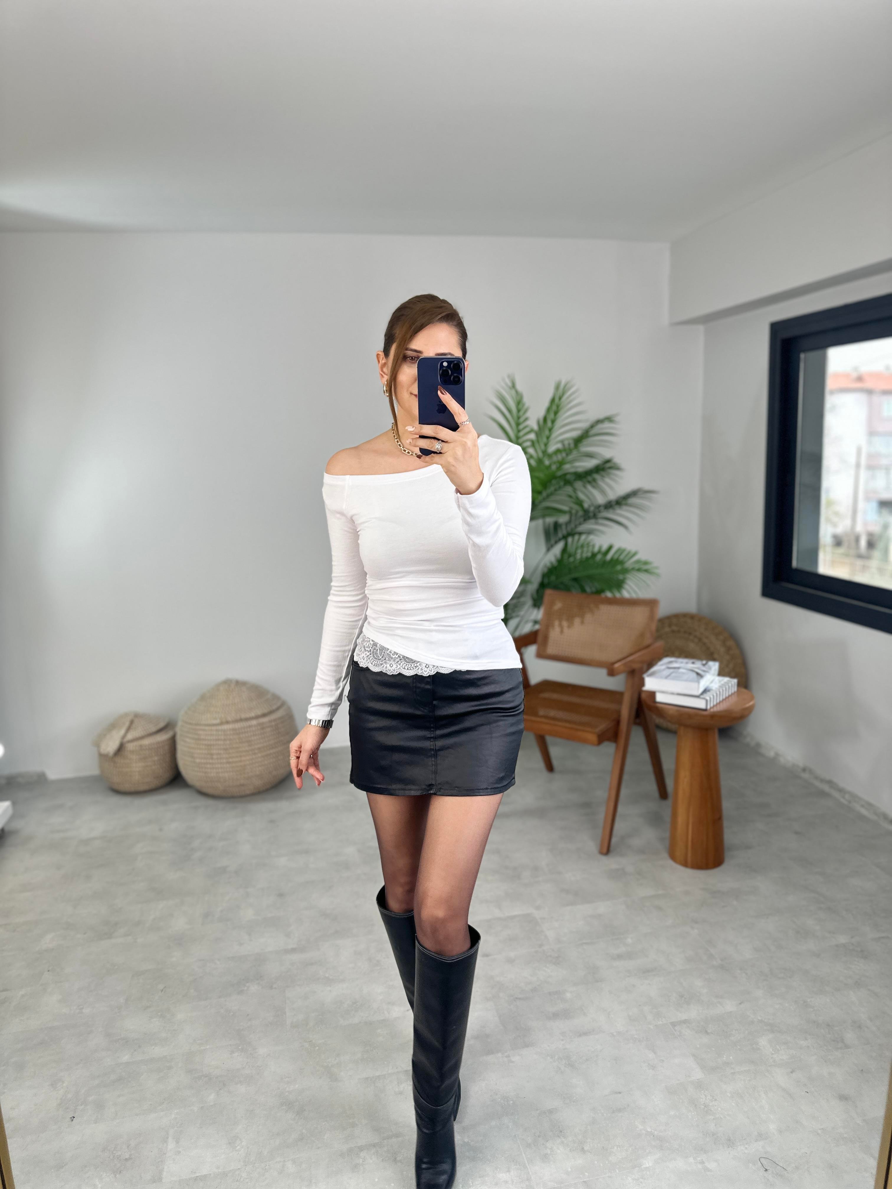 Beyaz Geniş Yaka Dantel Detaylı Bluz