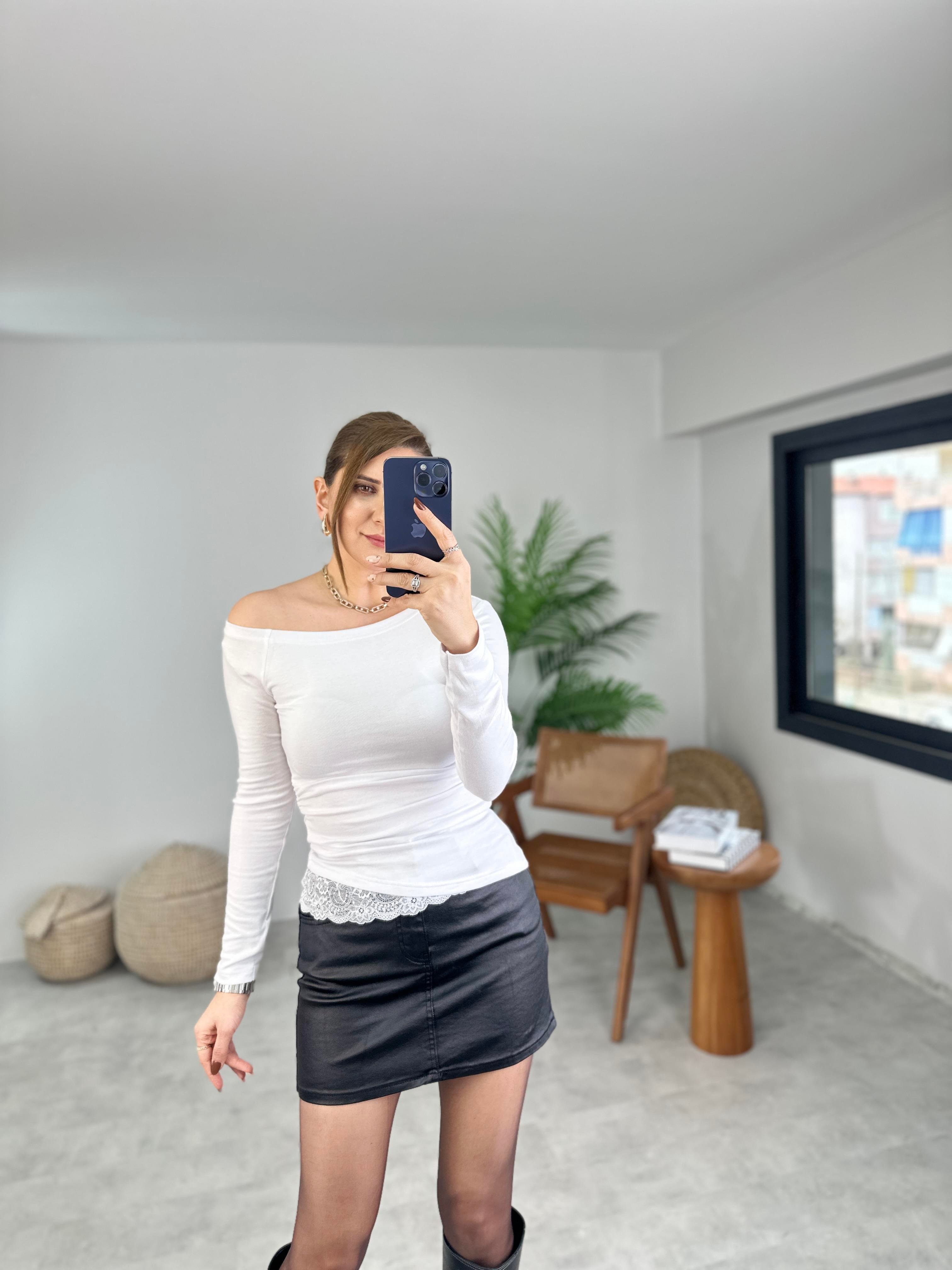 Beyaz Geniş Yaka Dantel Detaylı Bluz