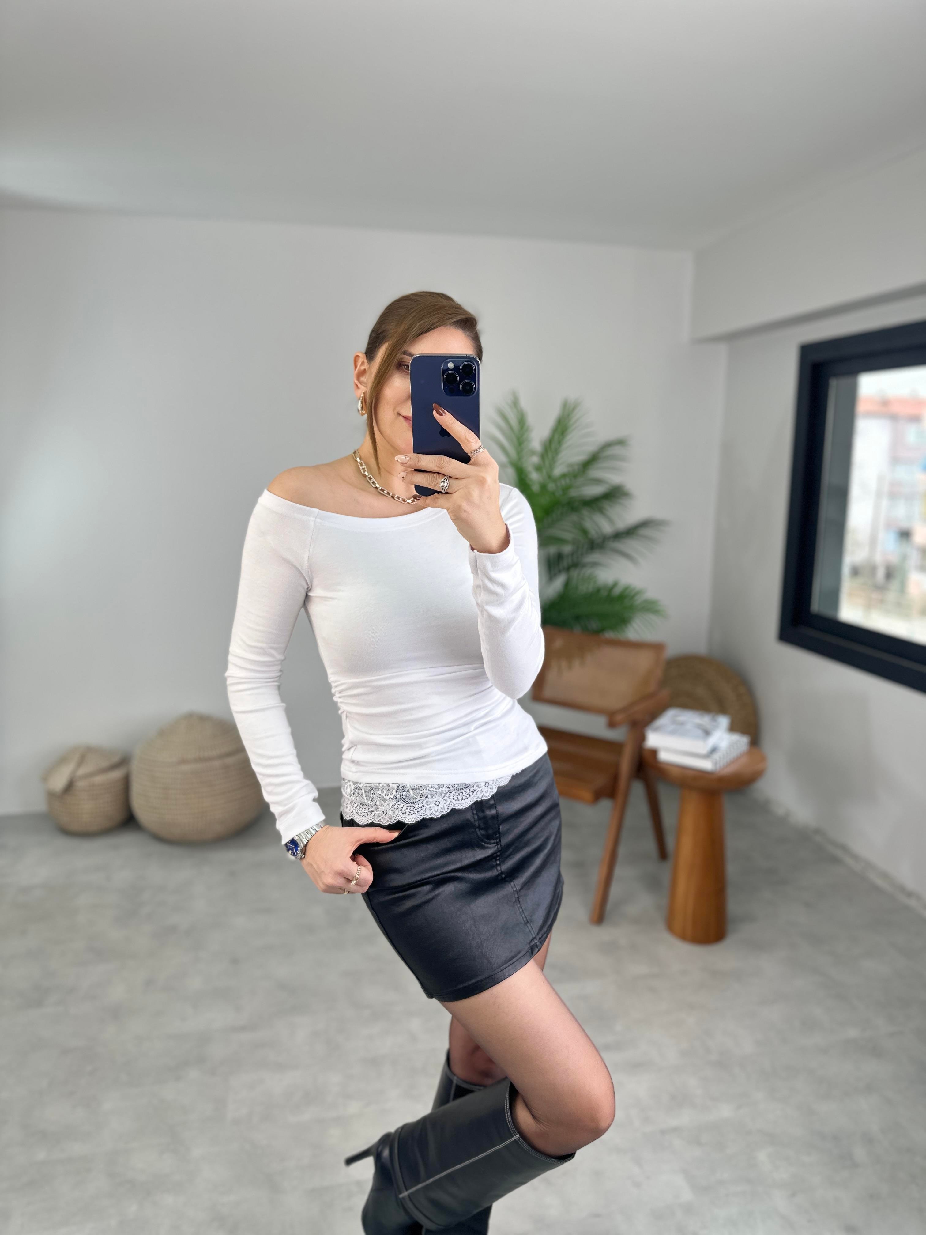 Beyaz Geniş Yaka Dantel Detaylı Bluz