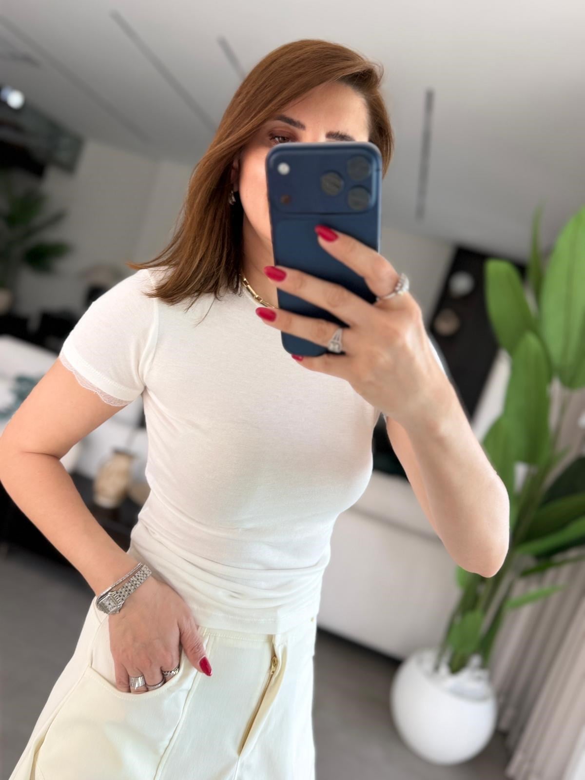 Beyaz Kol Dantel Detay T-shirt