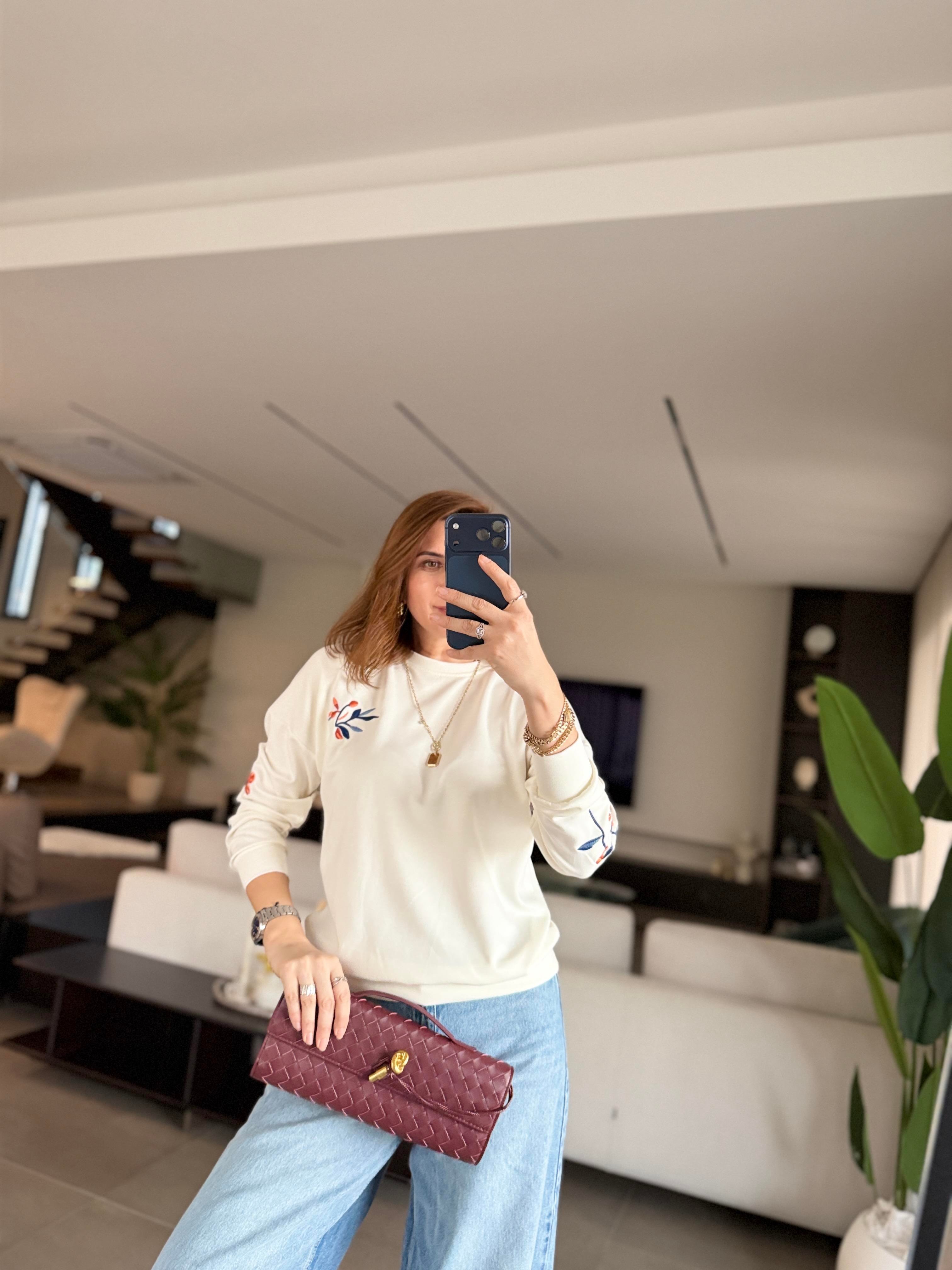 Beyaz Kol Nakışlı Sweat