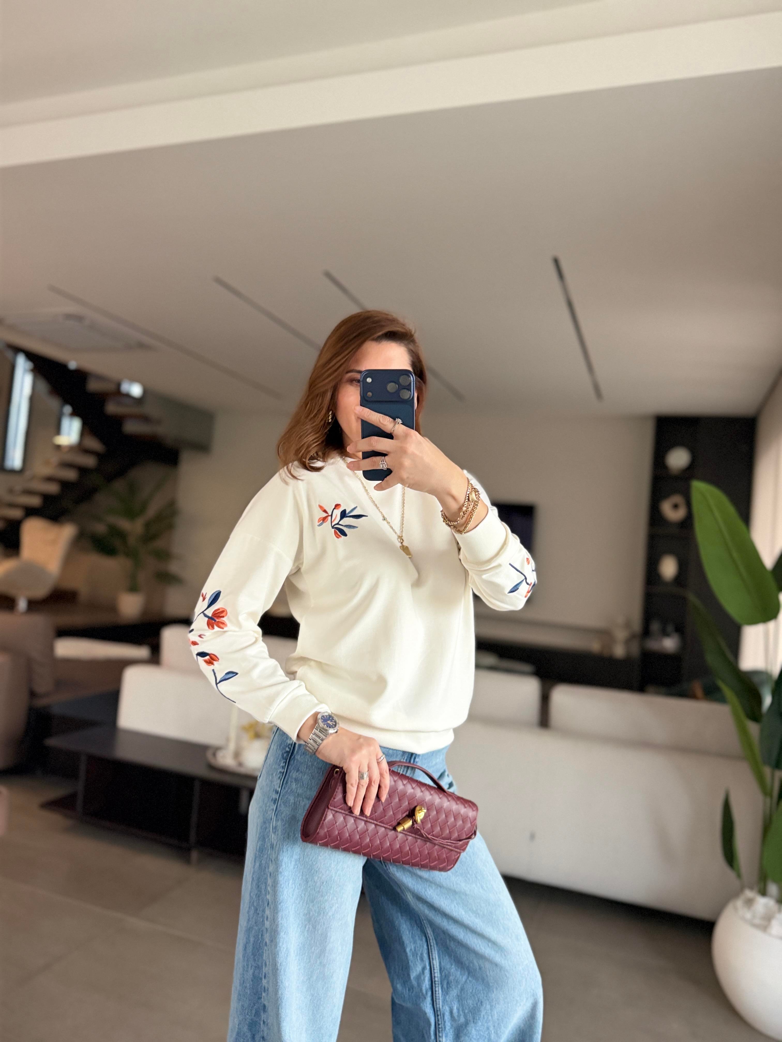 Beyaz Kol Nakışlı Sweat