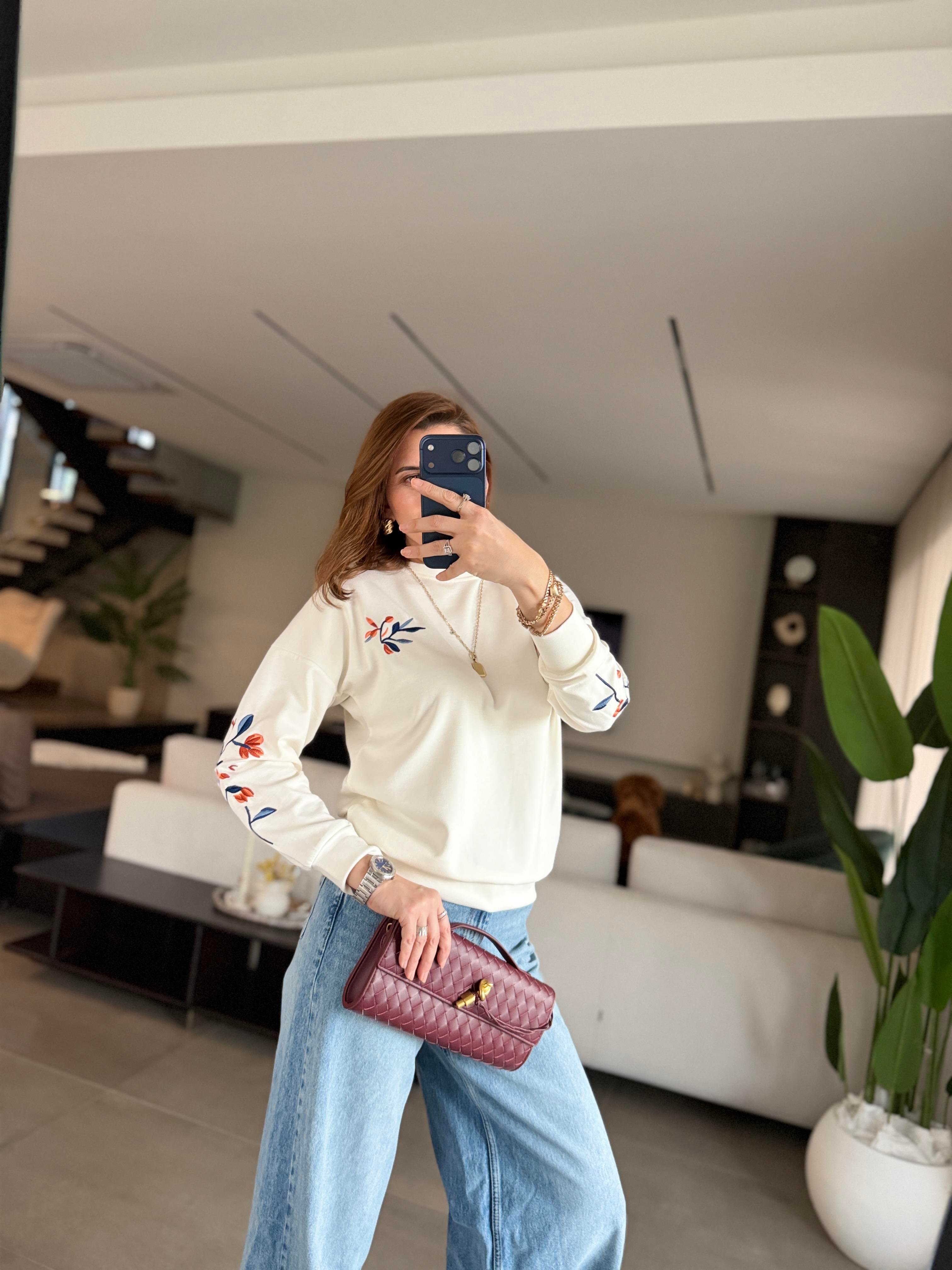 Beyaz Kol Nakışlı Sweat