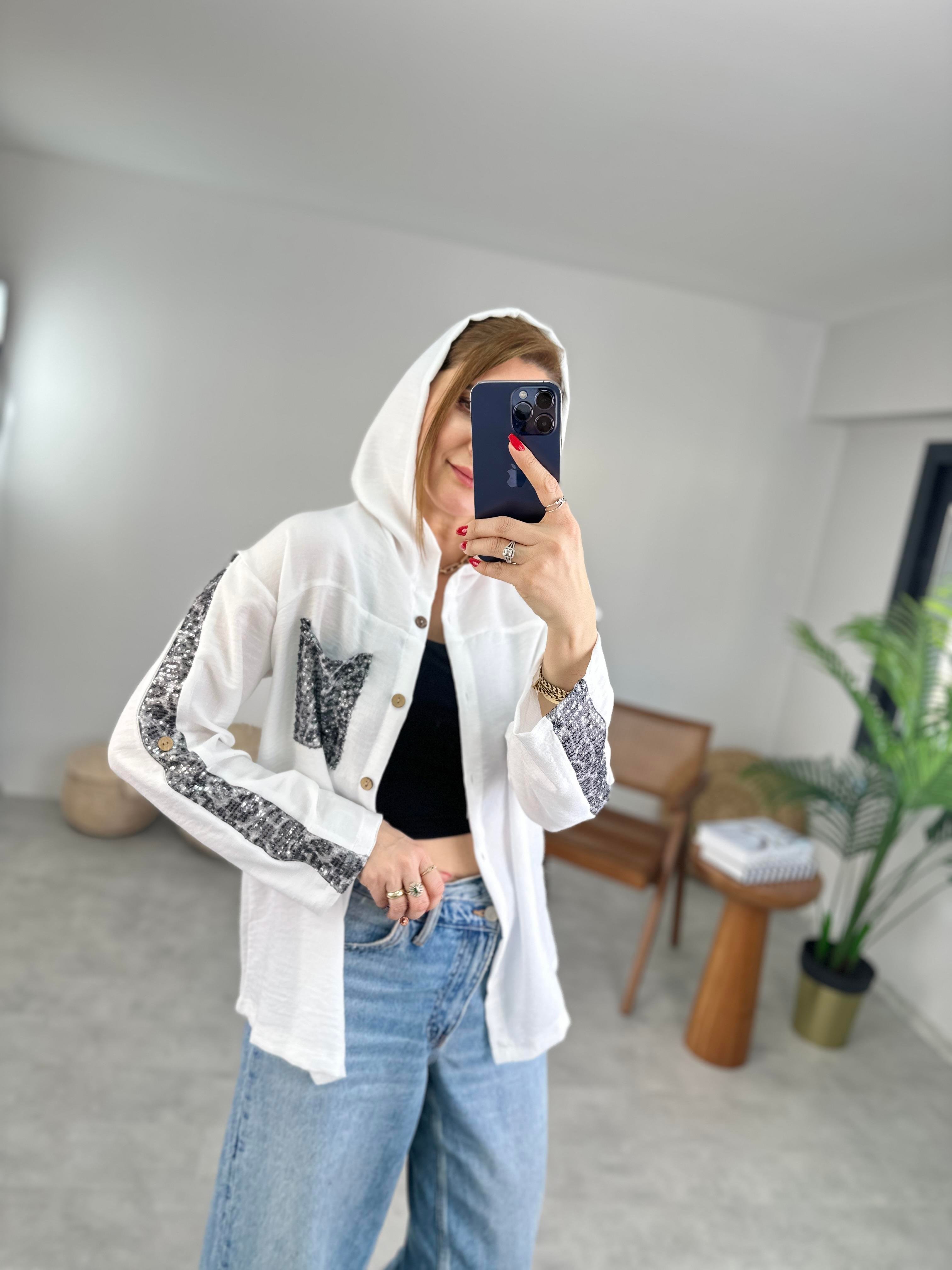 Beyaz Kolları Pul Detaylı Gömlek