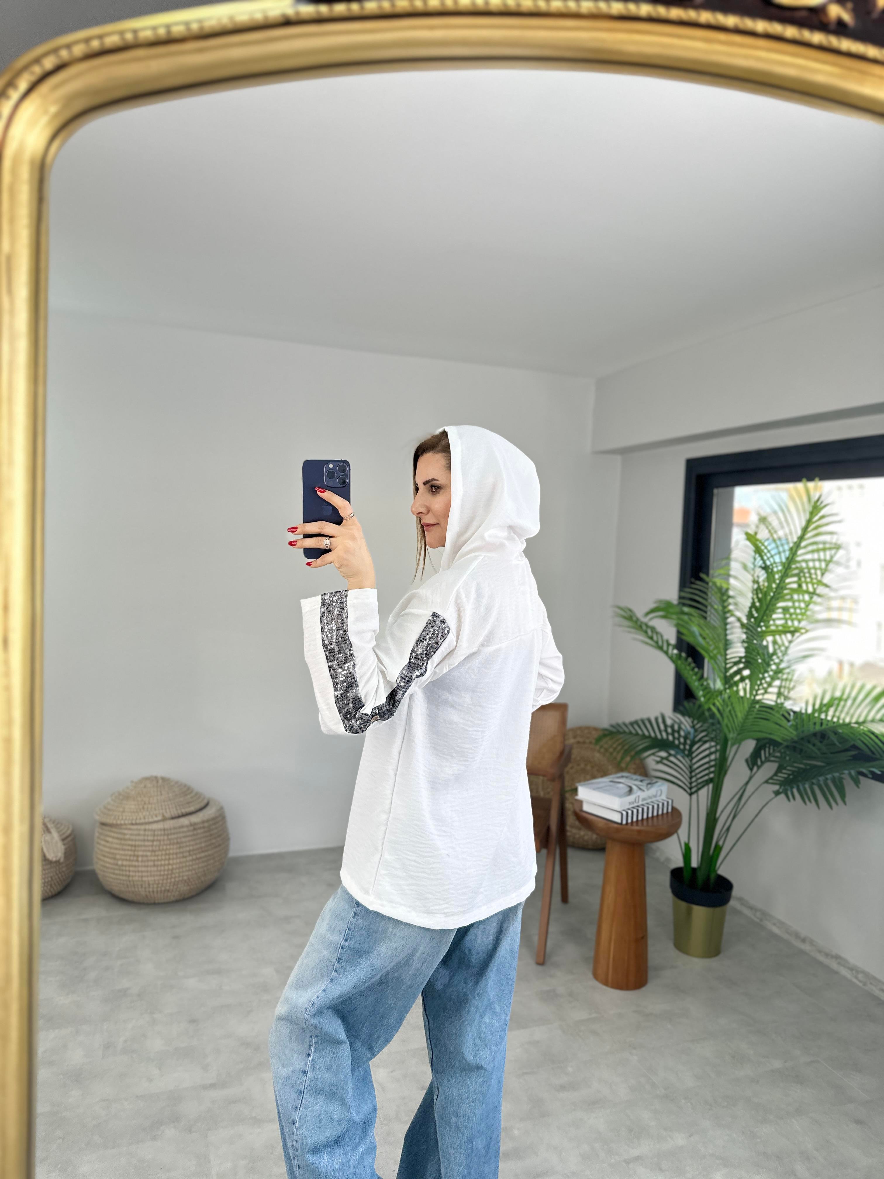 Beyaz Kolları Pul Detaylı Gömlek