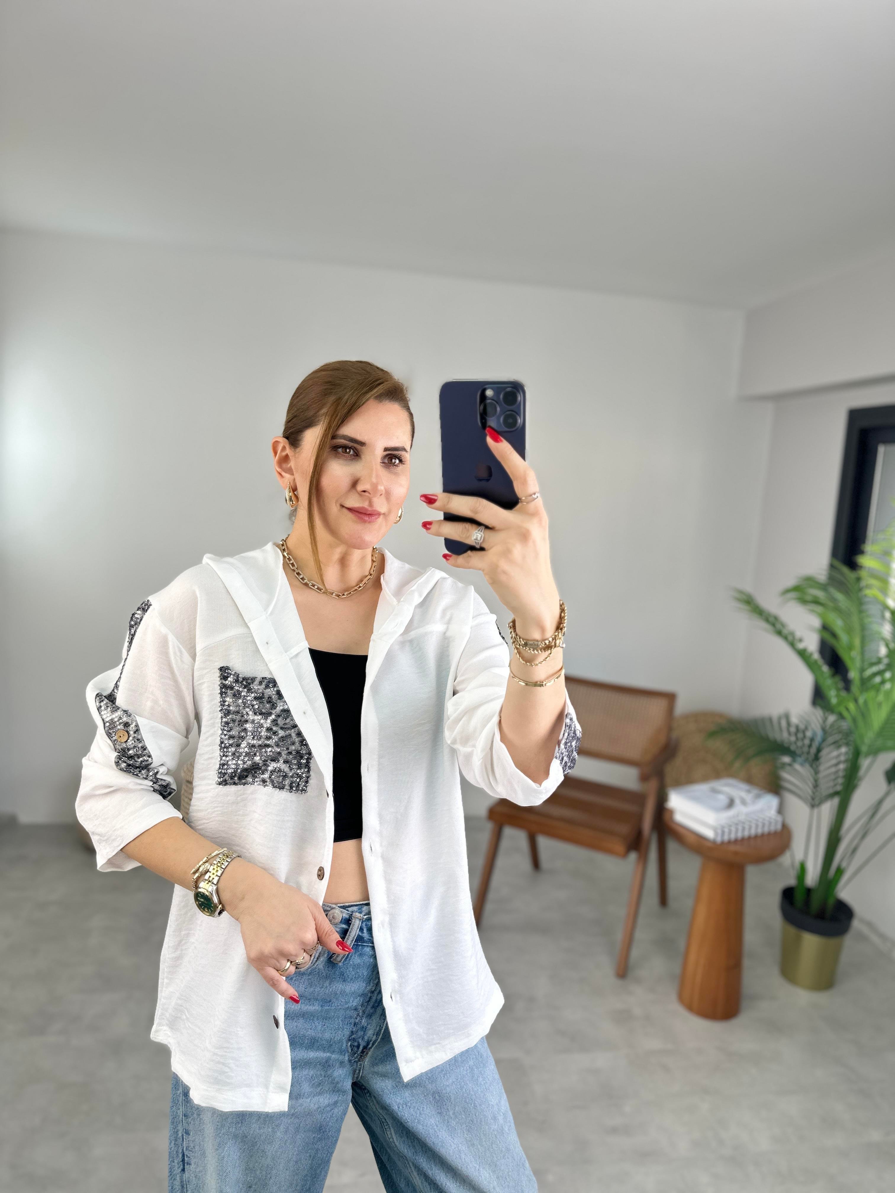 Beyaz Kolları Pul Detaylı Gömlek