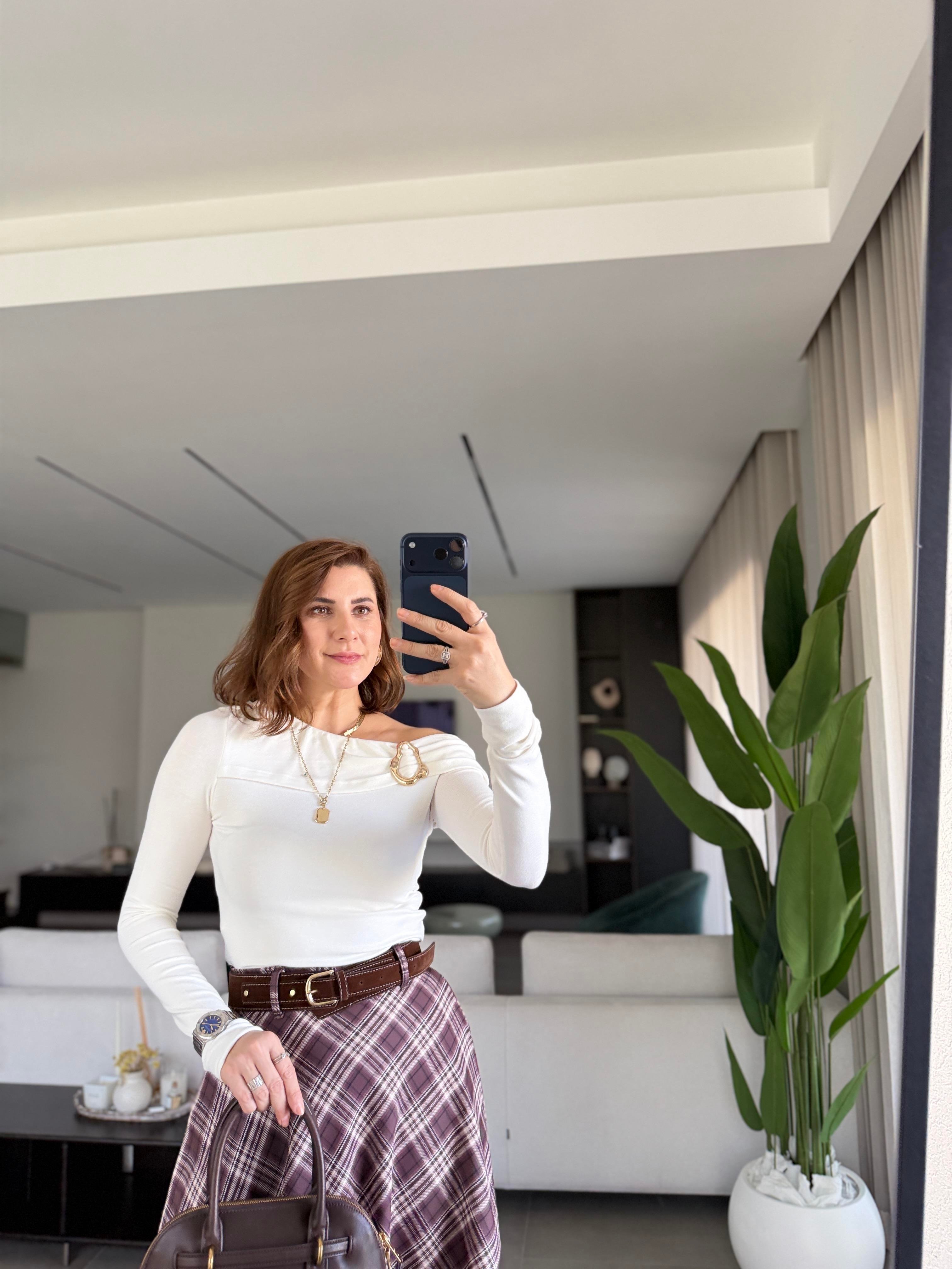 Beyaz Monga Omuz Tokalı Bluz