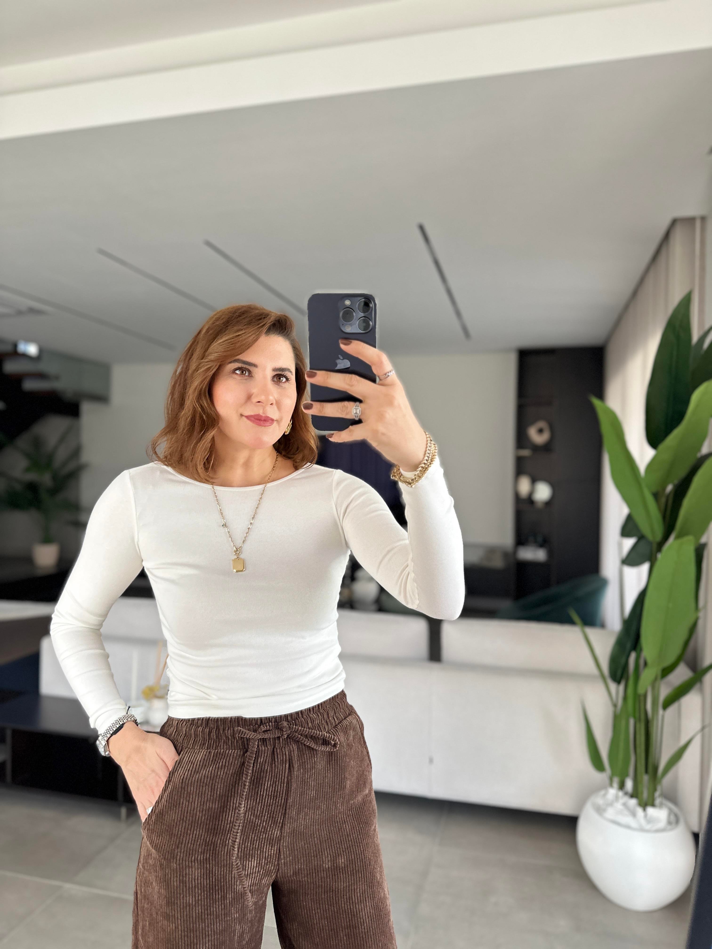 Beyaz Omuz Dikiş Detaylı Bluz