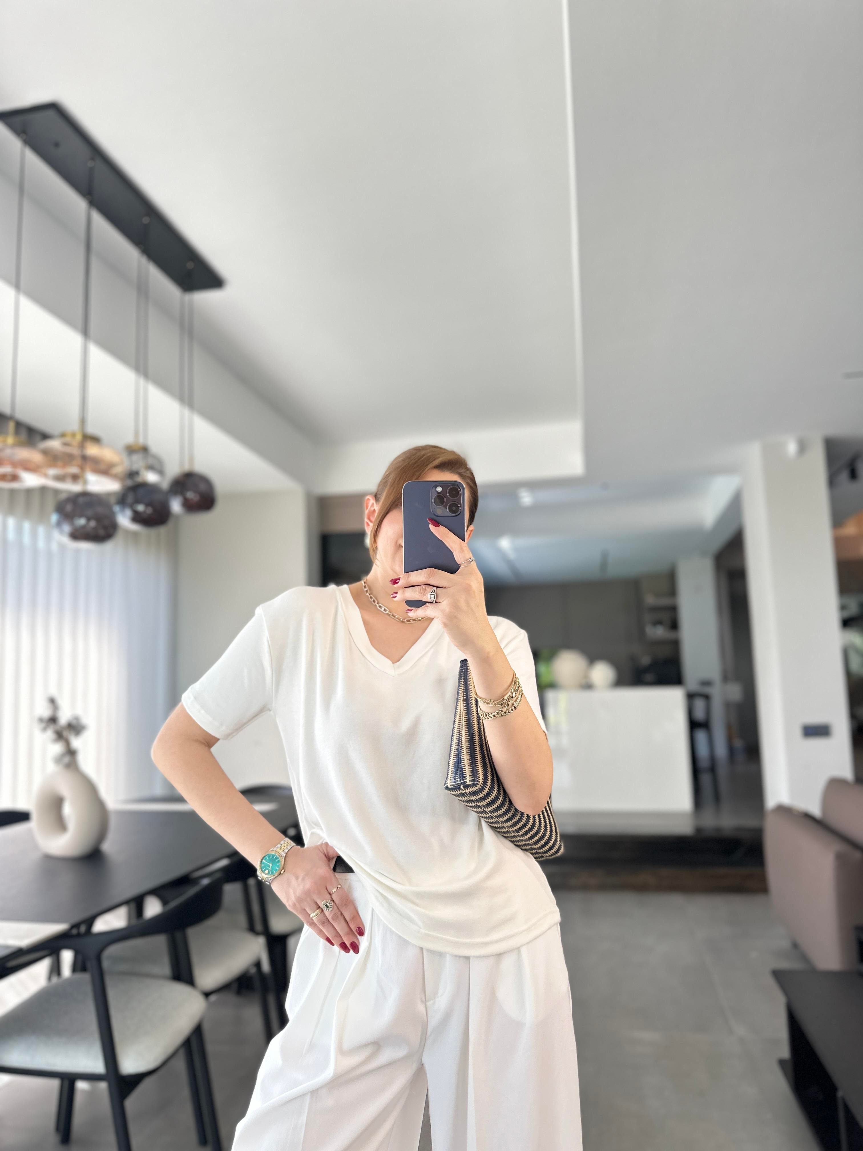 Beyaz V Yaka Basic T-shirt