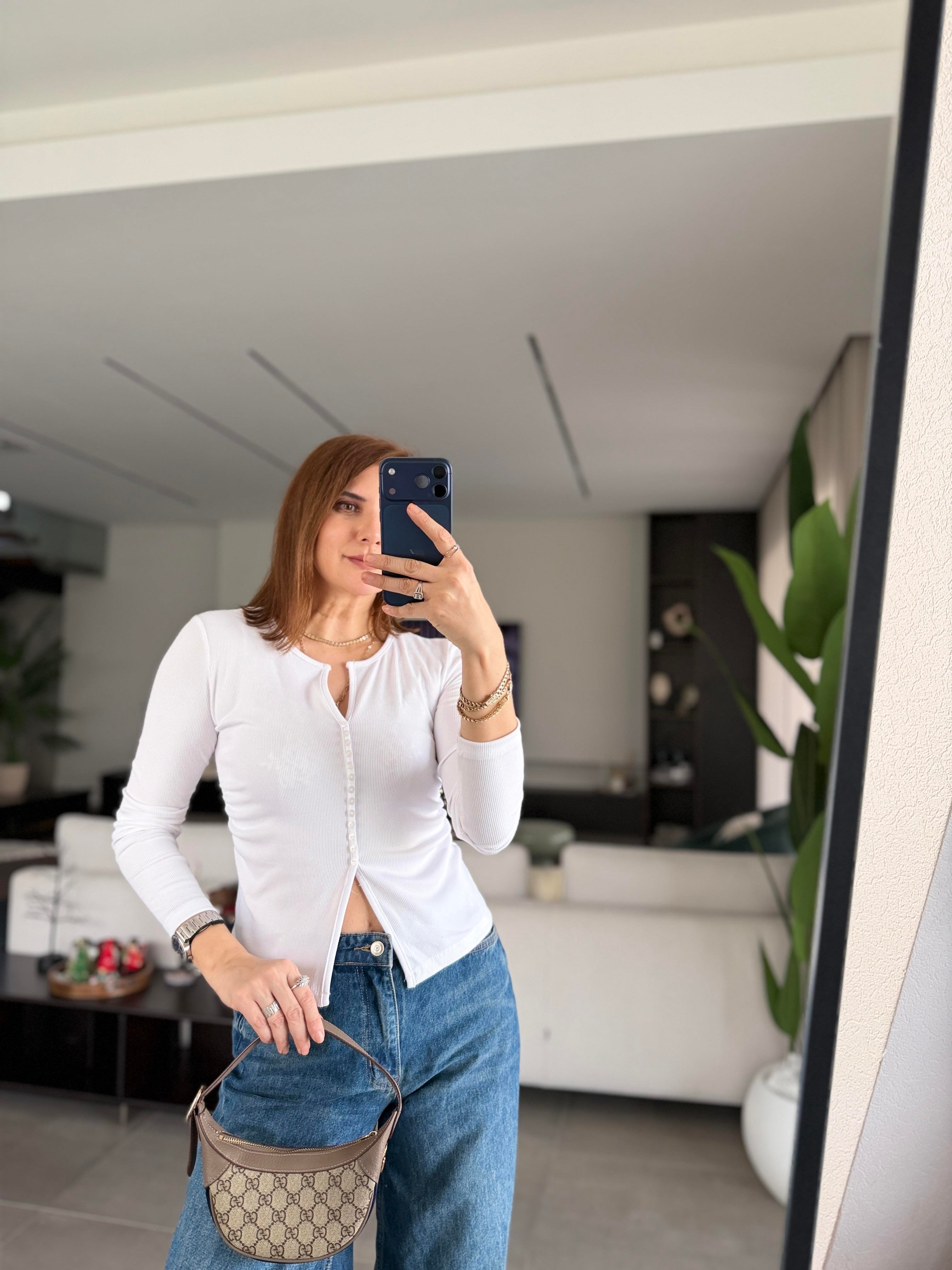 Beyaz V Yaka Önü Düğmeli Kaşkorse Bluz
