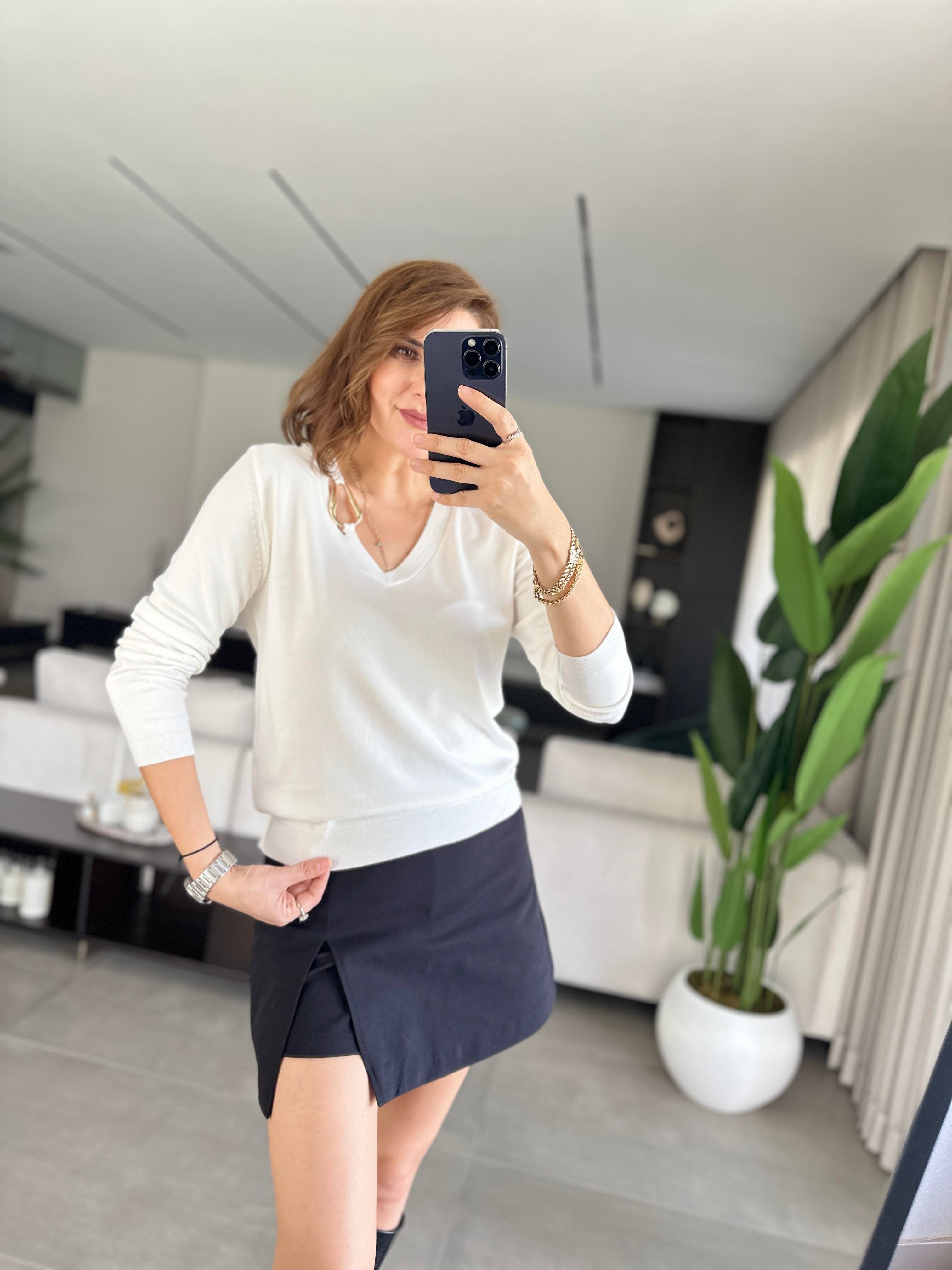 Beyaz V Yaka Toka Detaylı Bluz