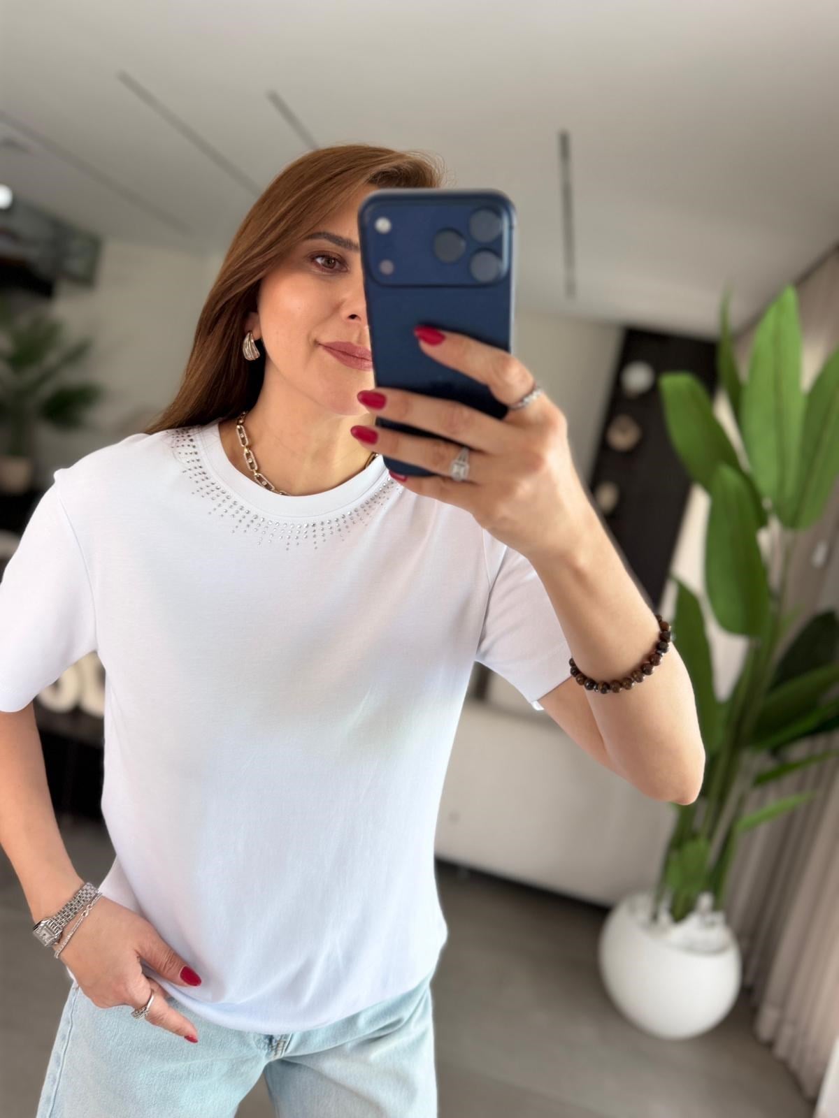 Beyaz Yaka Taş Detaylı T-shirt