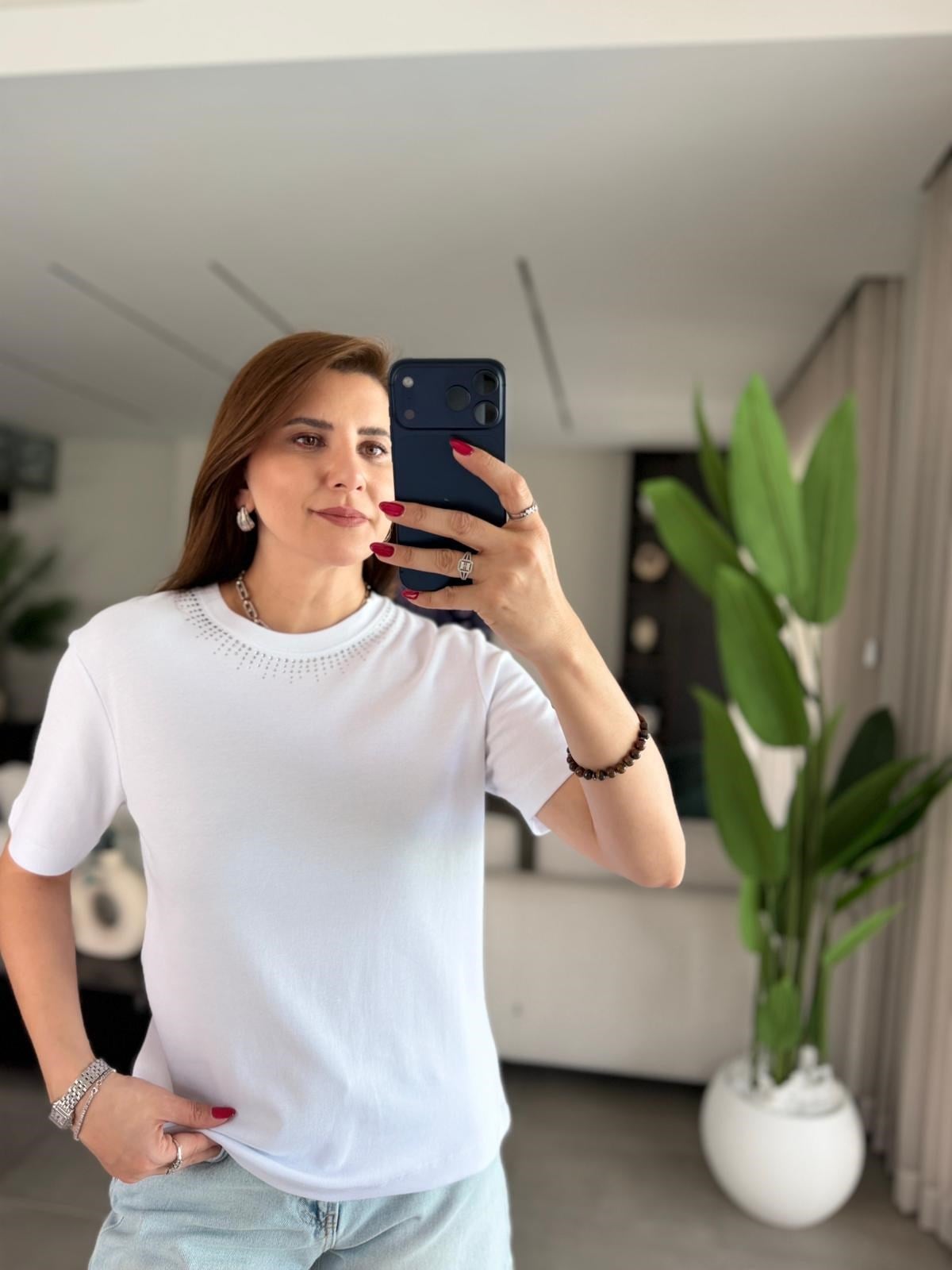 Beyaz Yaka Taş Detaylı T-shirt