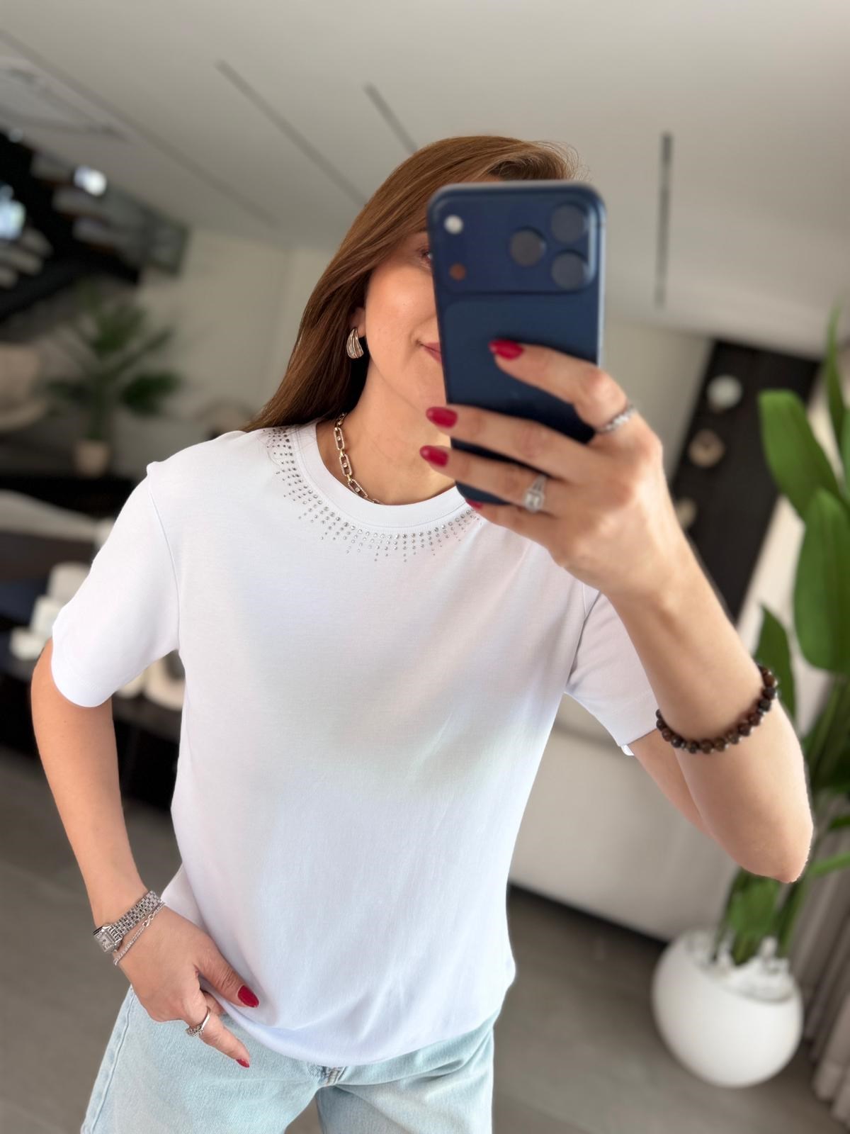 Beyaz Yaka Taş Detaylı T-shirt