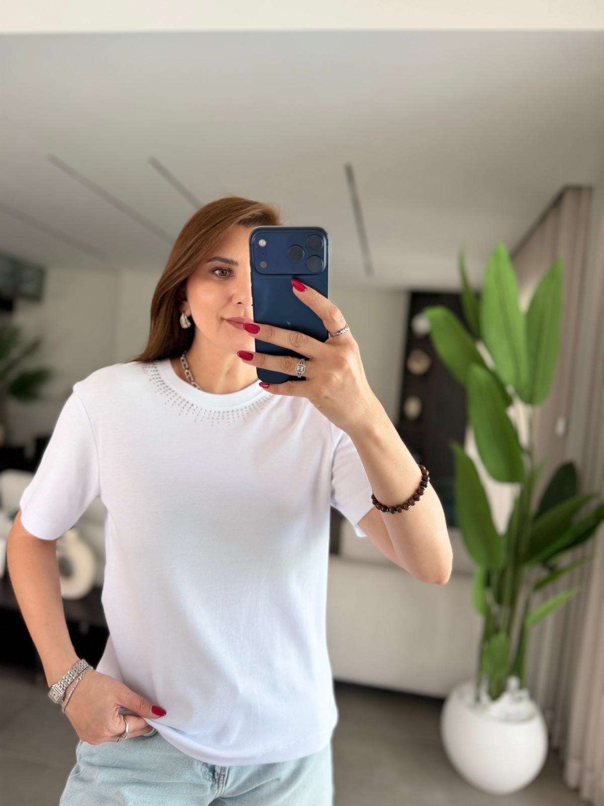 Beyaz Yaka Taş Detaylı T-shirt