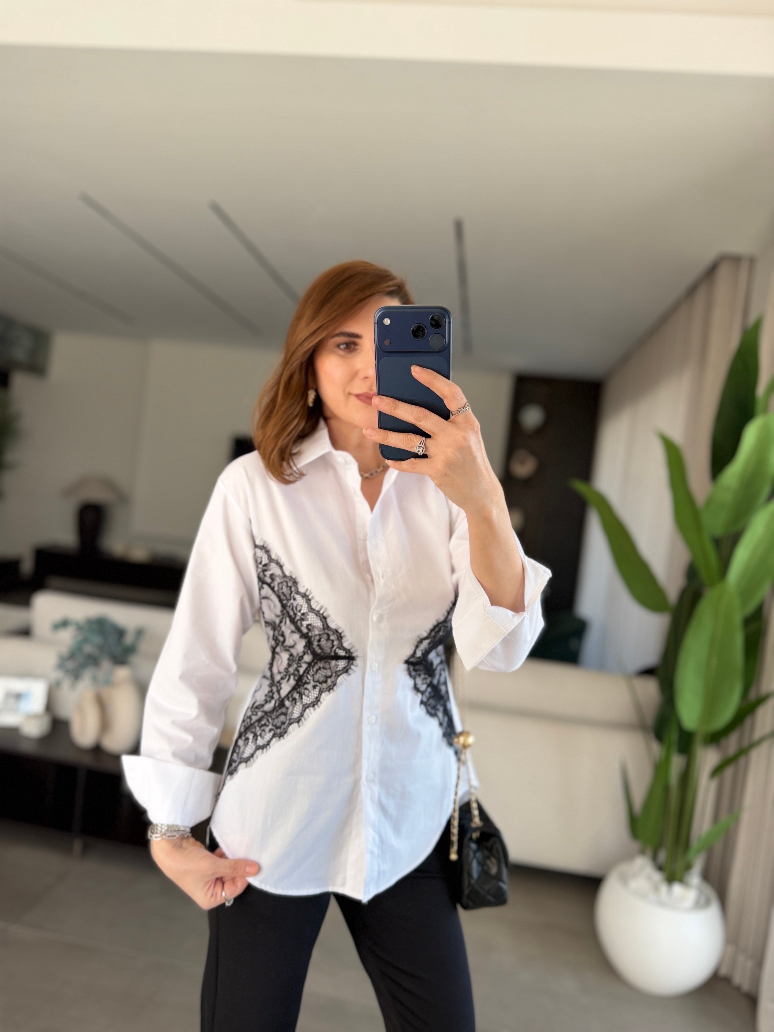 Beyaz Yanı Dantel Detaylı Beli İpli Gömlek