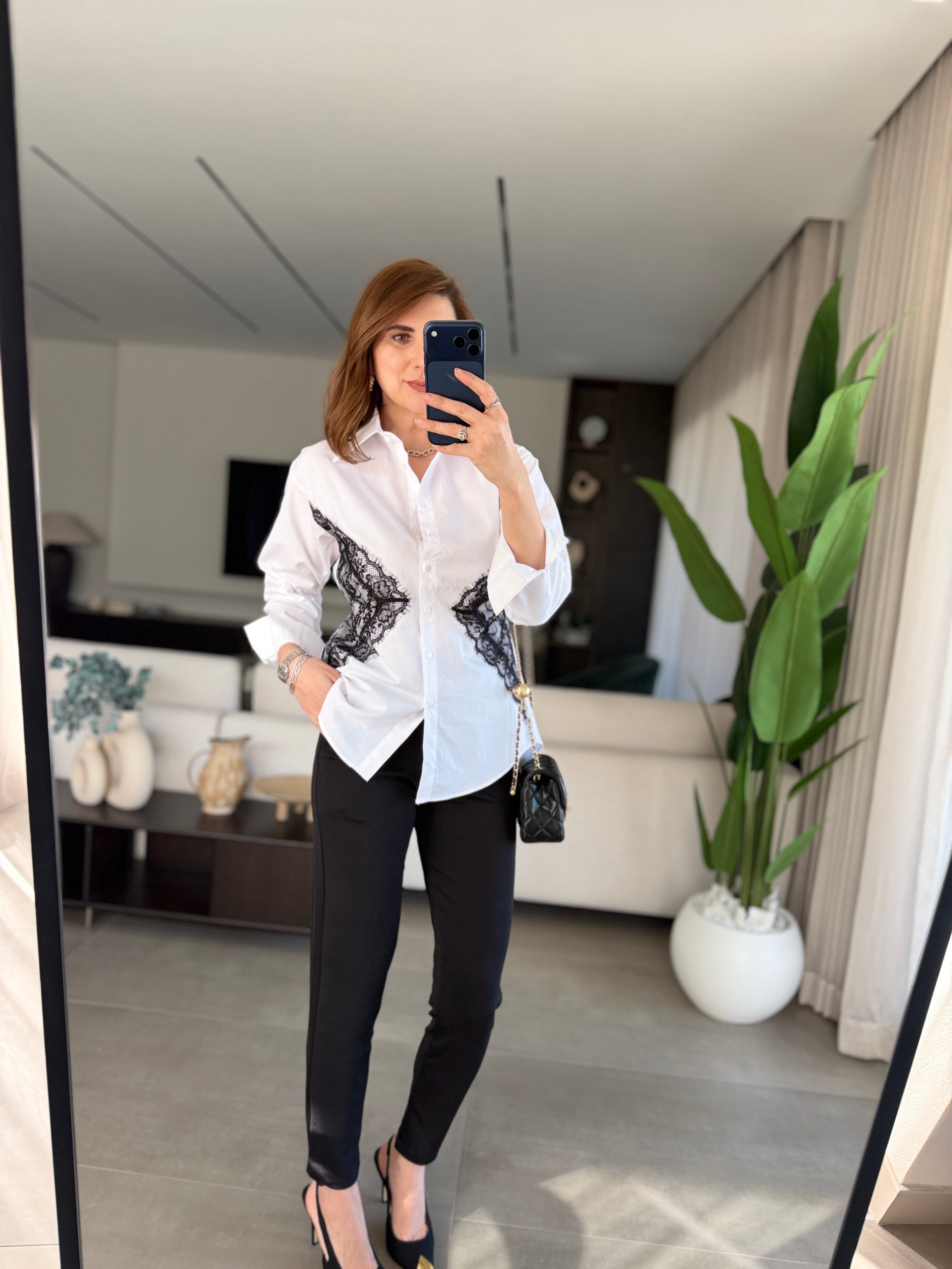 Beyaz Yanı Dantel Detaylı Beli İpli Gömlek