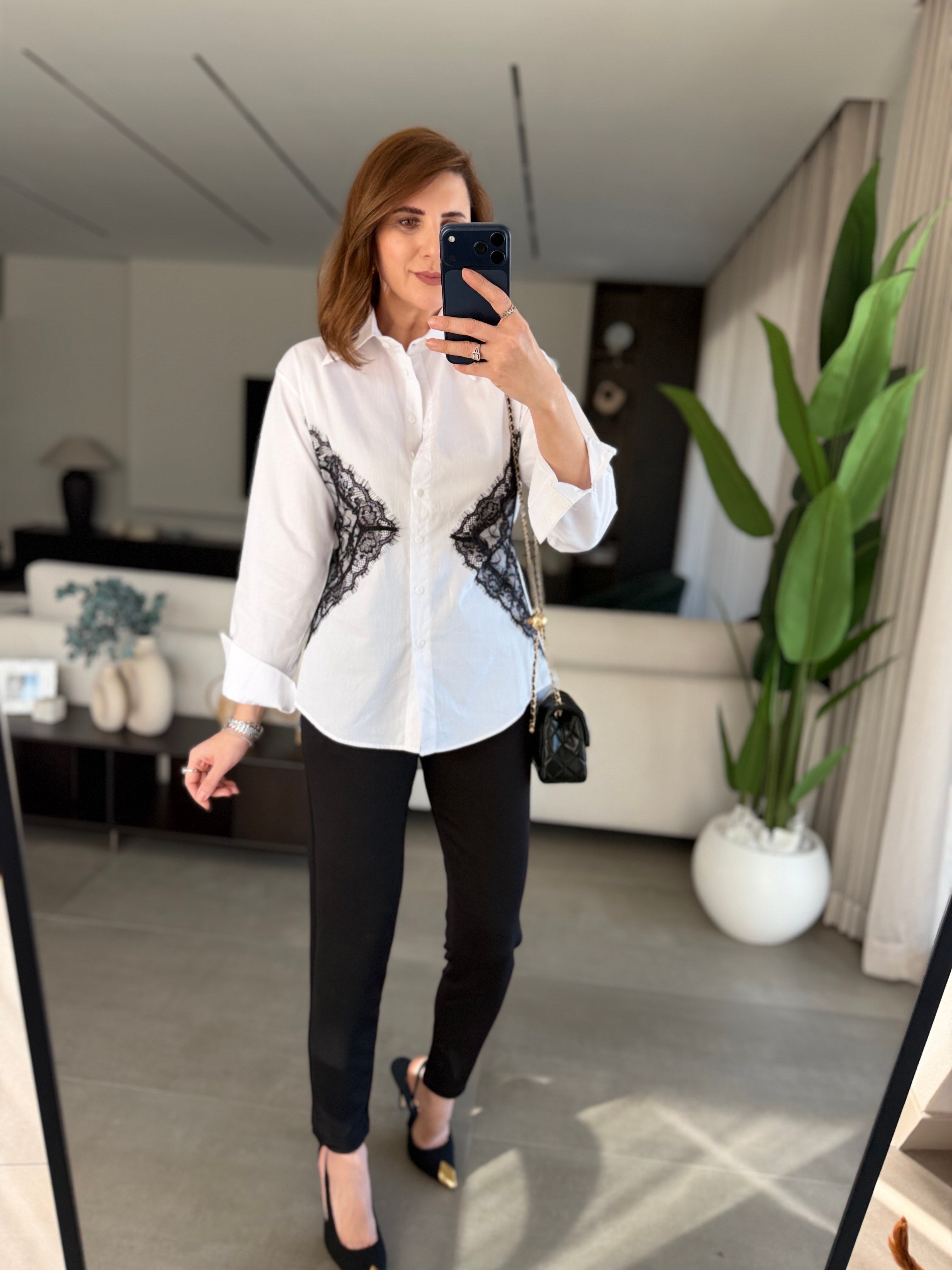 Beyaz Yanı Dantel Detaylı Beli İpli Gömlek