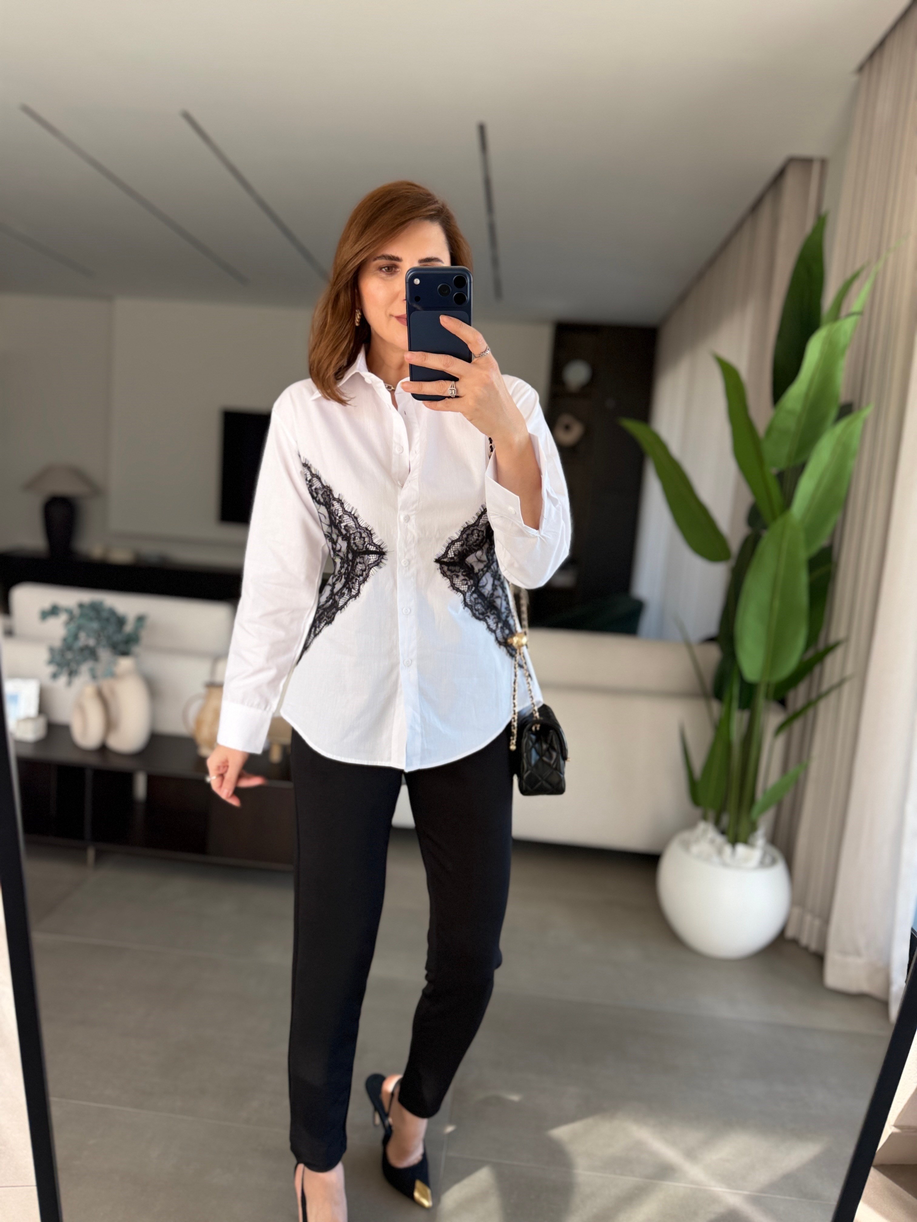 Beyaz Yanı Dantel Detaylı Beli İpli Gömlek