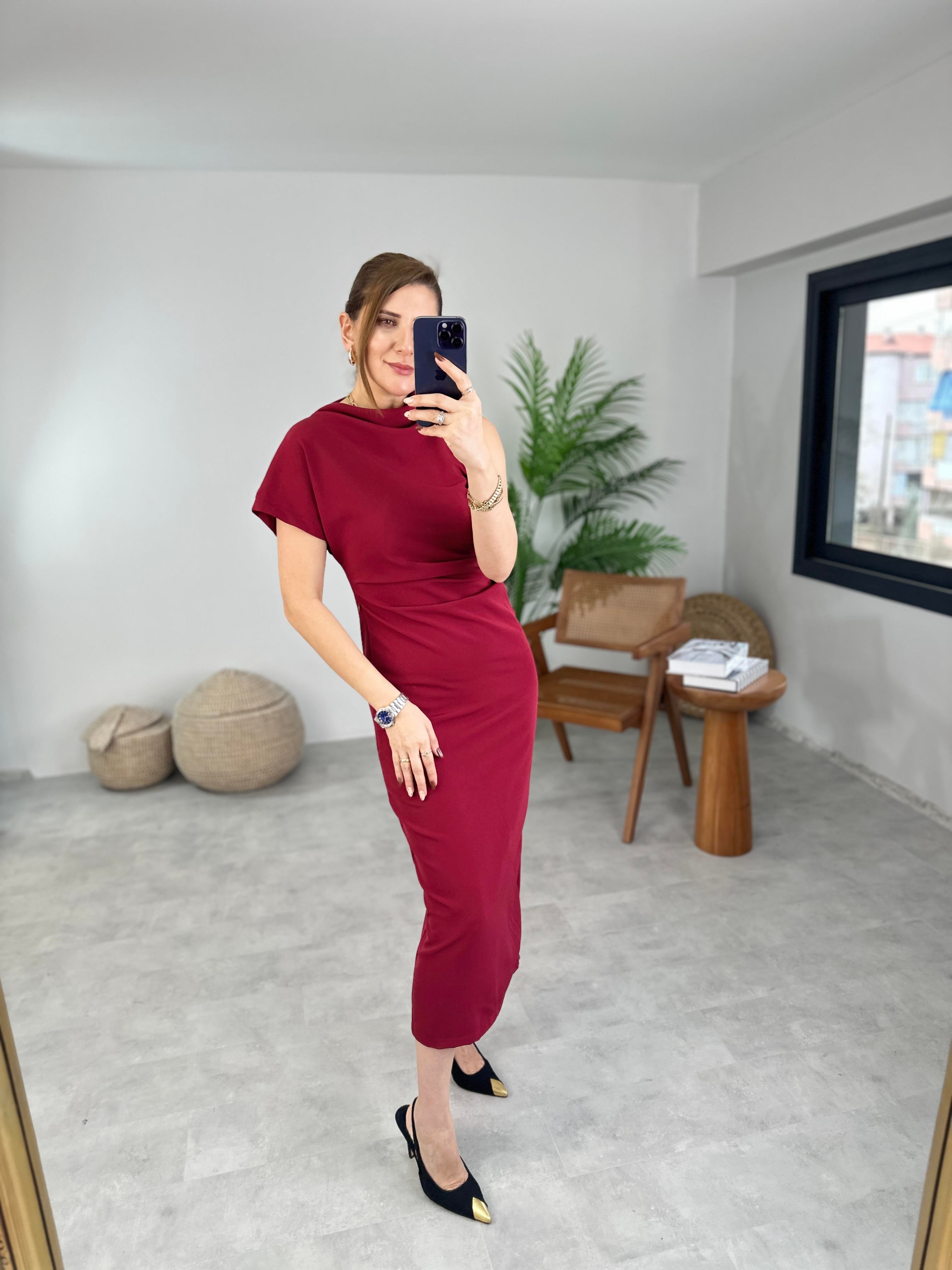 Bordo Yan Drape Detaylı Arkası Yırtmaçlı Elbise