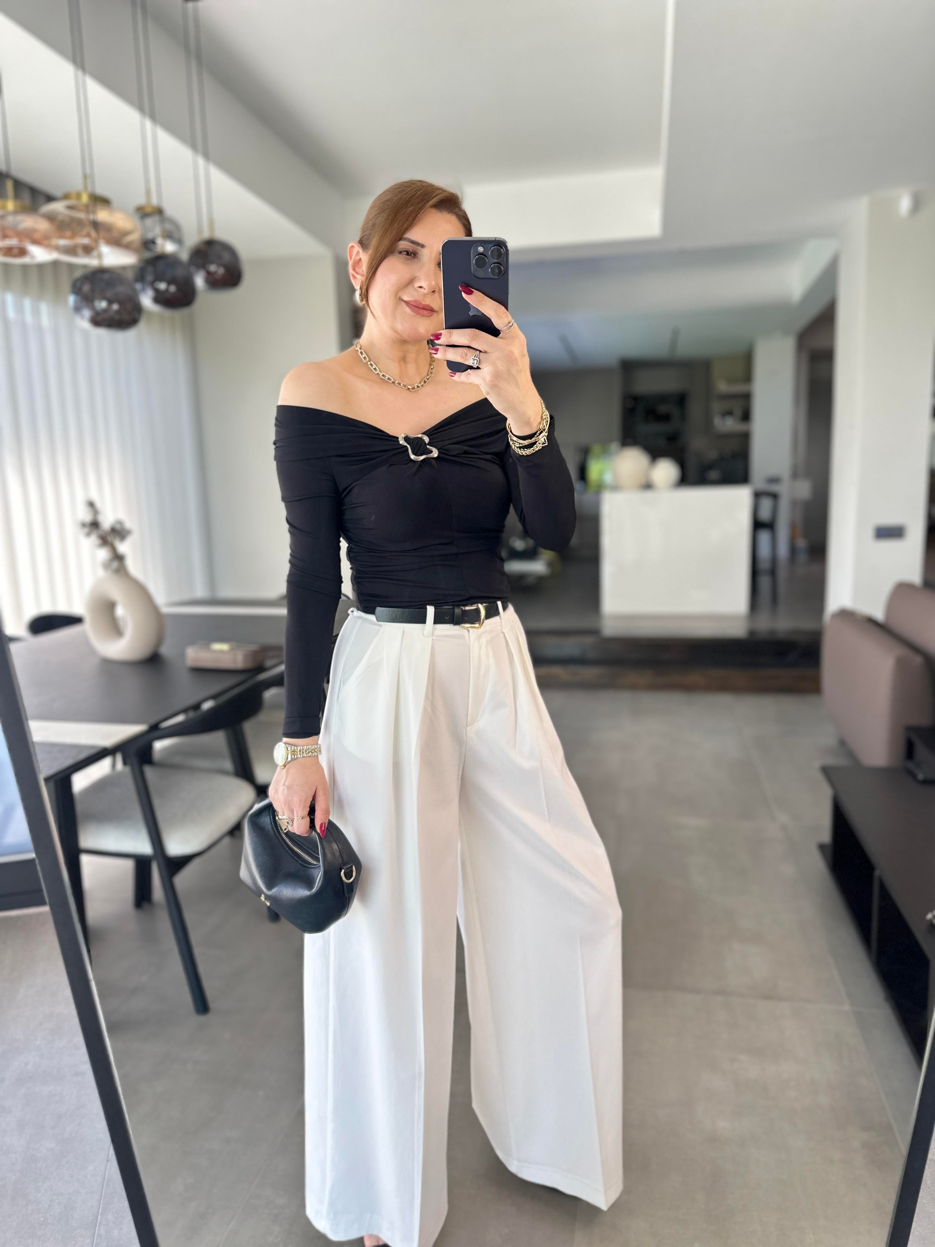 Broş Detaylı Madonna Yaka Bluz