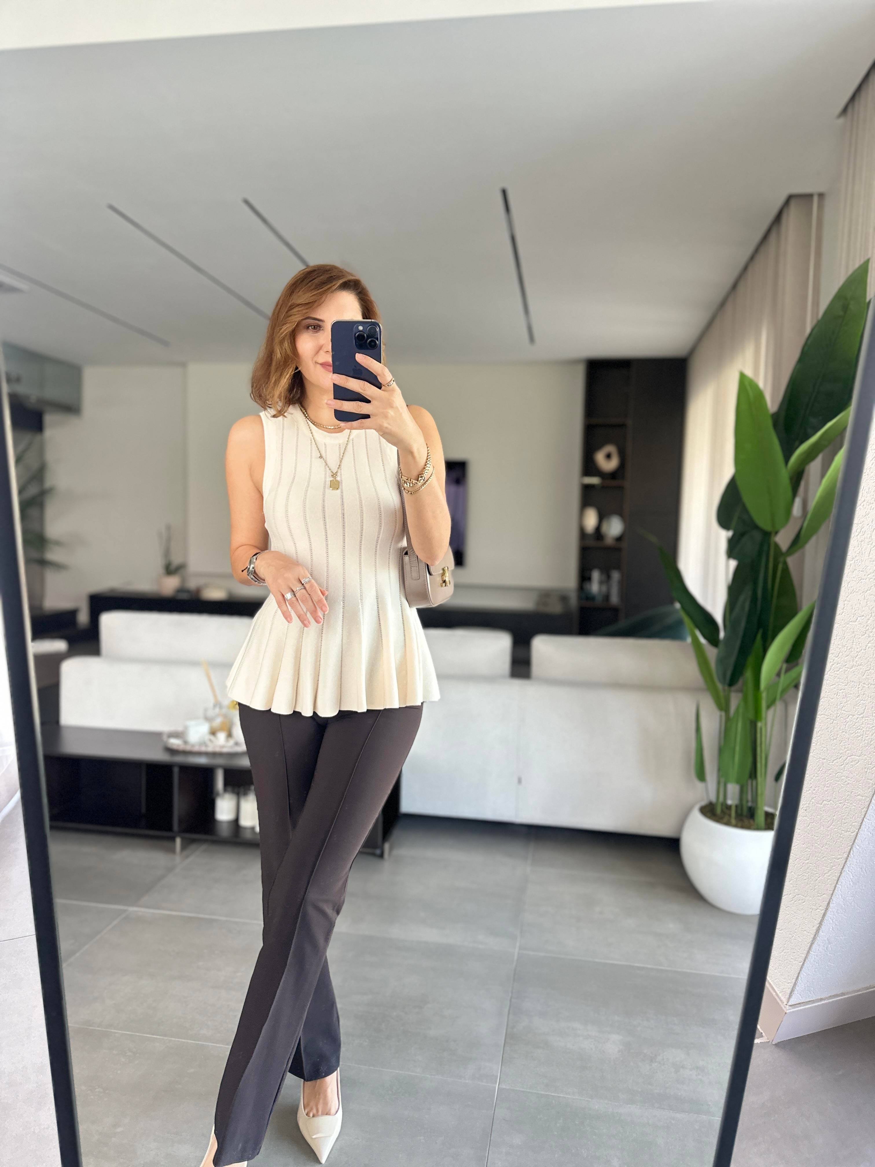 Ekru Belden Oturtmalı Volanlı Bluz